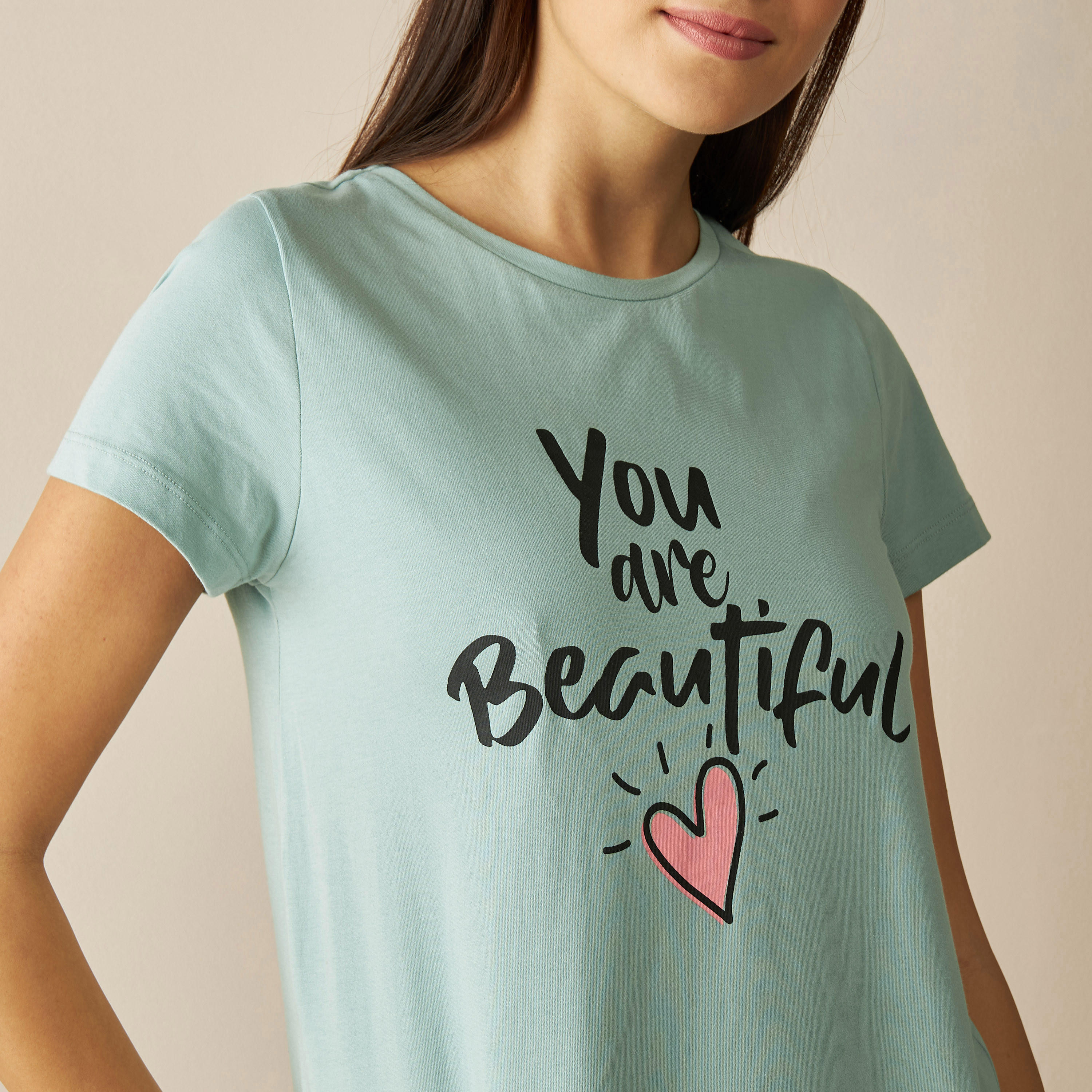قميص نوم بياقة مستديرة وأكمام قصيرة وطبعات شعار-women-clothing-nightwear-nighties-image-4