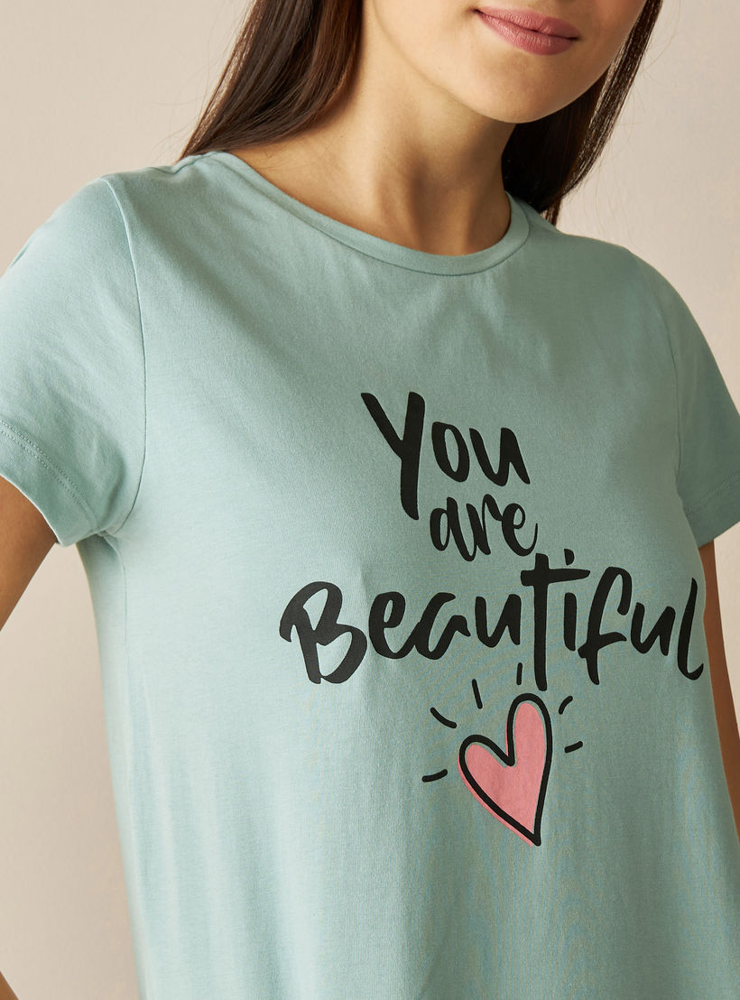 قميص نوم بياقة مستديرة وأكمام قصيرة وطبعات شعار-women-clothing-nightwear-nighties-image-4