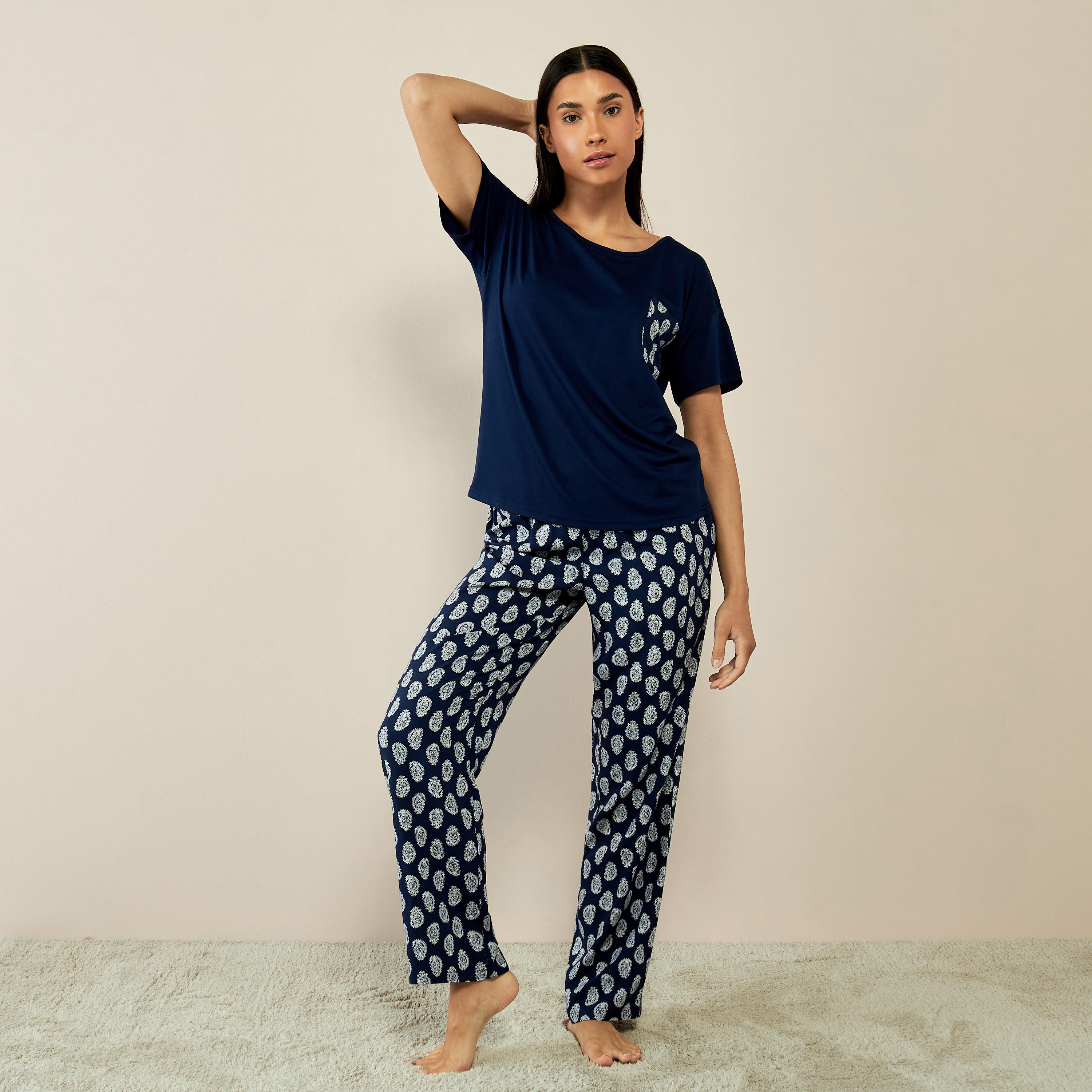 طقم بنطلون بيجاما وتيشيرت بجيب وطبعات-women-clothing-nightwear-pyjamas-longsets-image-1