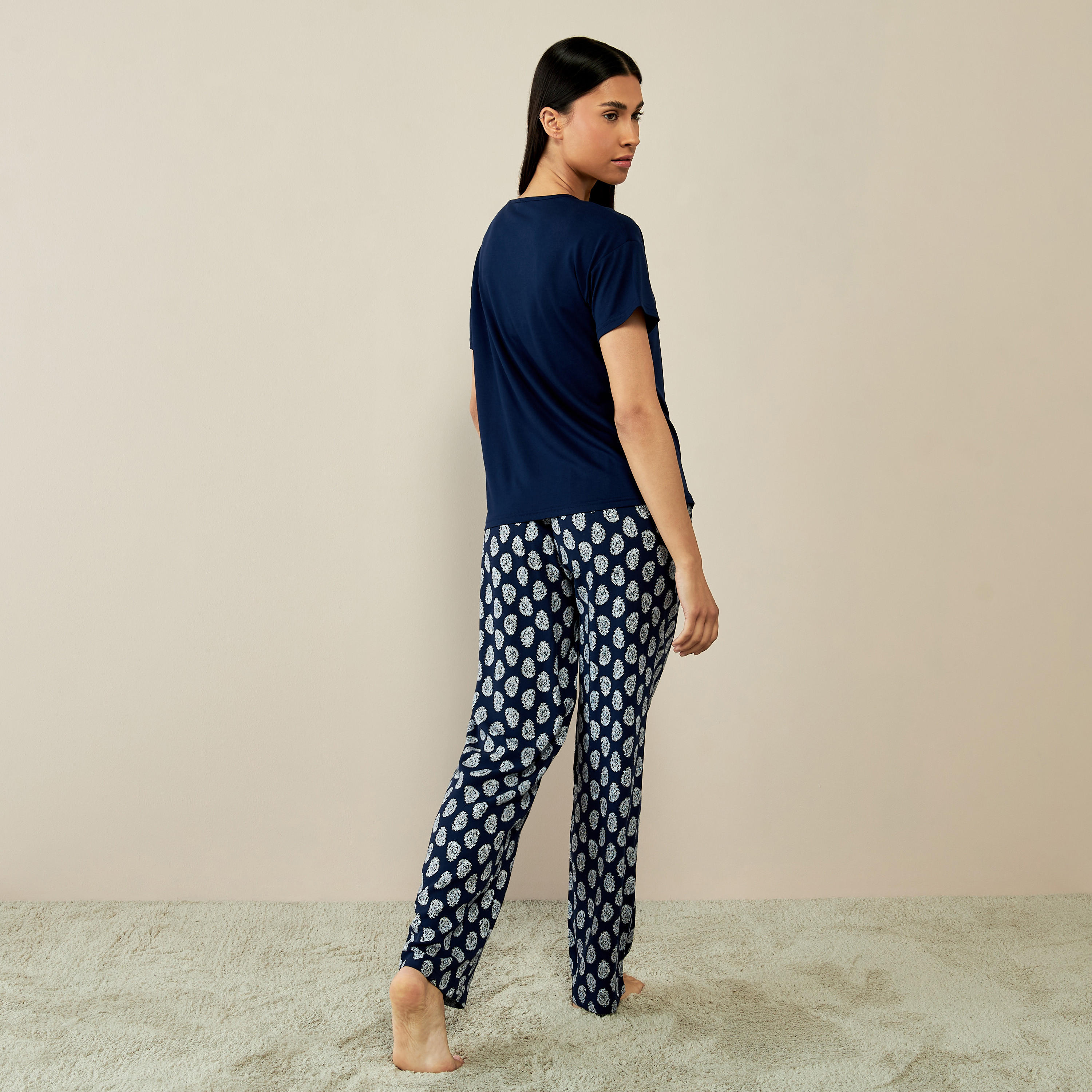 طقم بنطلون بيجاما وتيشيرت بجيب وطبعات-women-clothing-nightwear-pyjamas-longsets-image-2