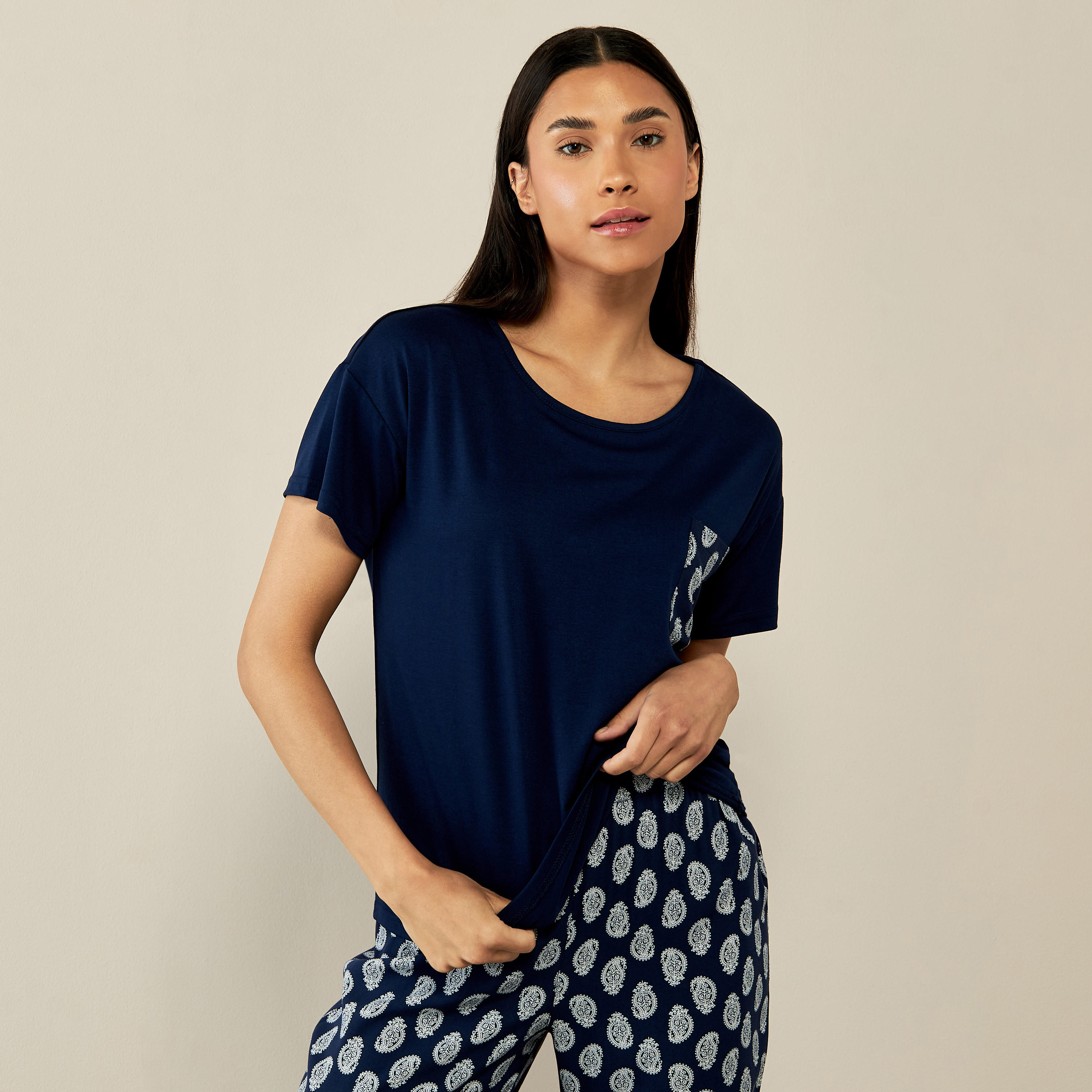 طقم بنطلون بيجاما وتيشيرت بجيب وطبعات-women-clothing-nightwear-pyjamas-longsets-image-3