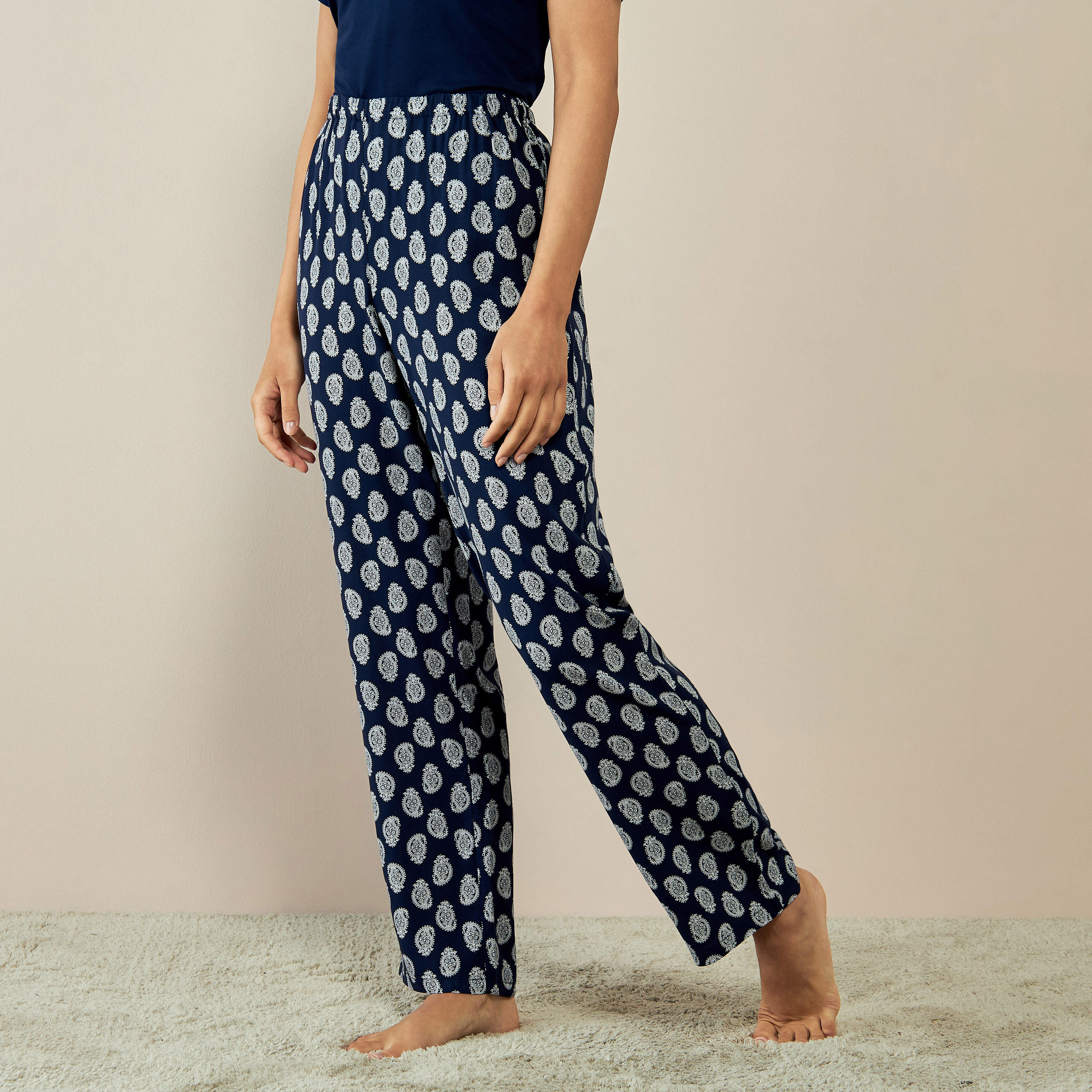 طقم بنطلون بيجاما وتيشيرت بجيب وطبعات-women-clothing-nightwear-pyjamas-longsets-image-4