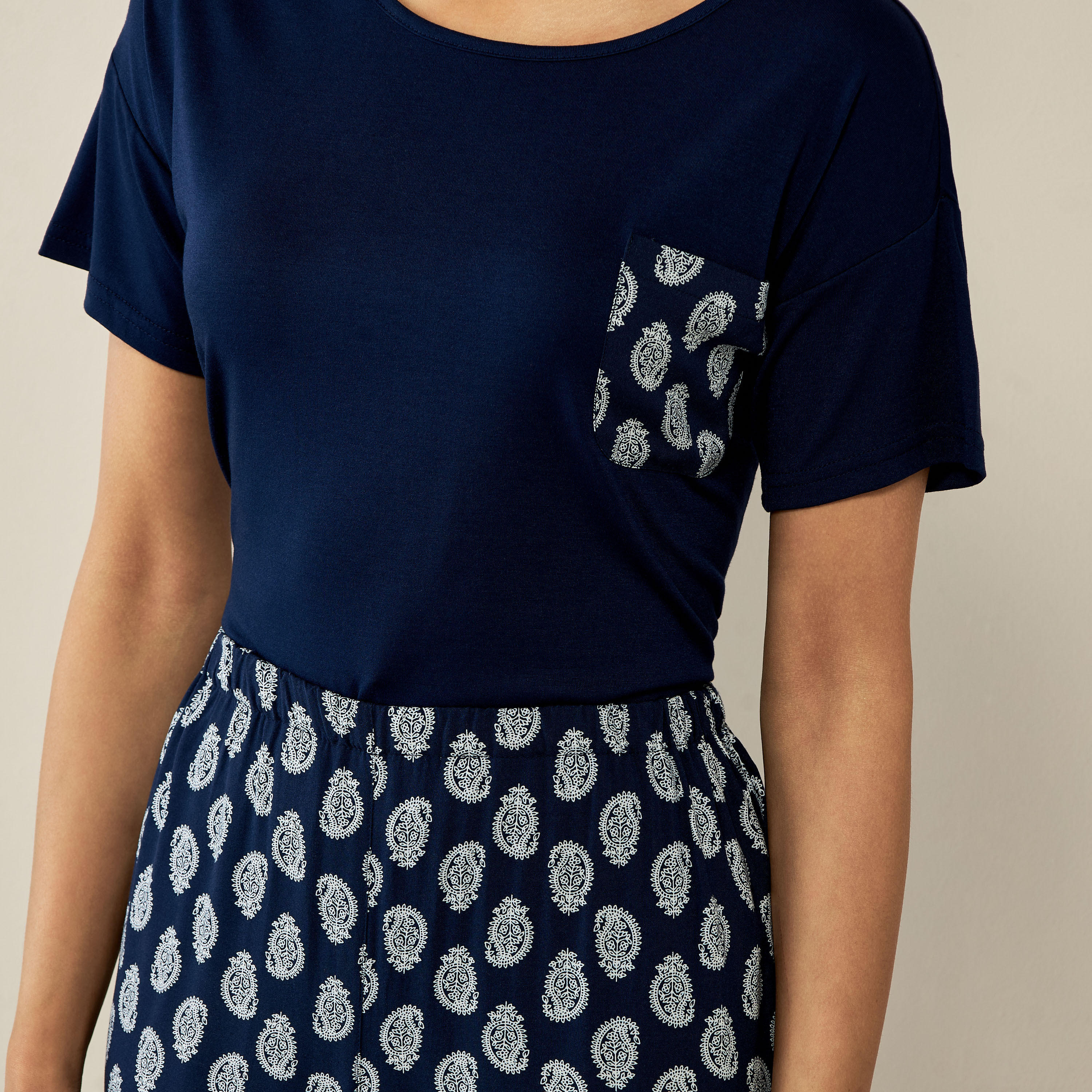 طقم بنطلون بيجاما وتيشيرت بجيب وطبعات-women-clothing-nightwear-pyjamas-longsets-image-5