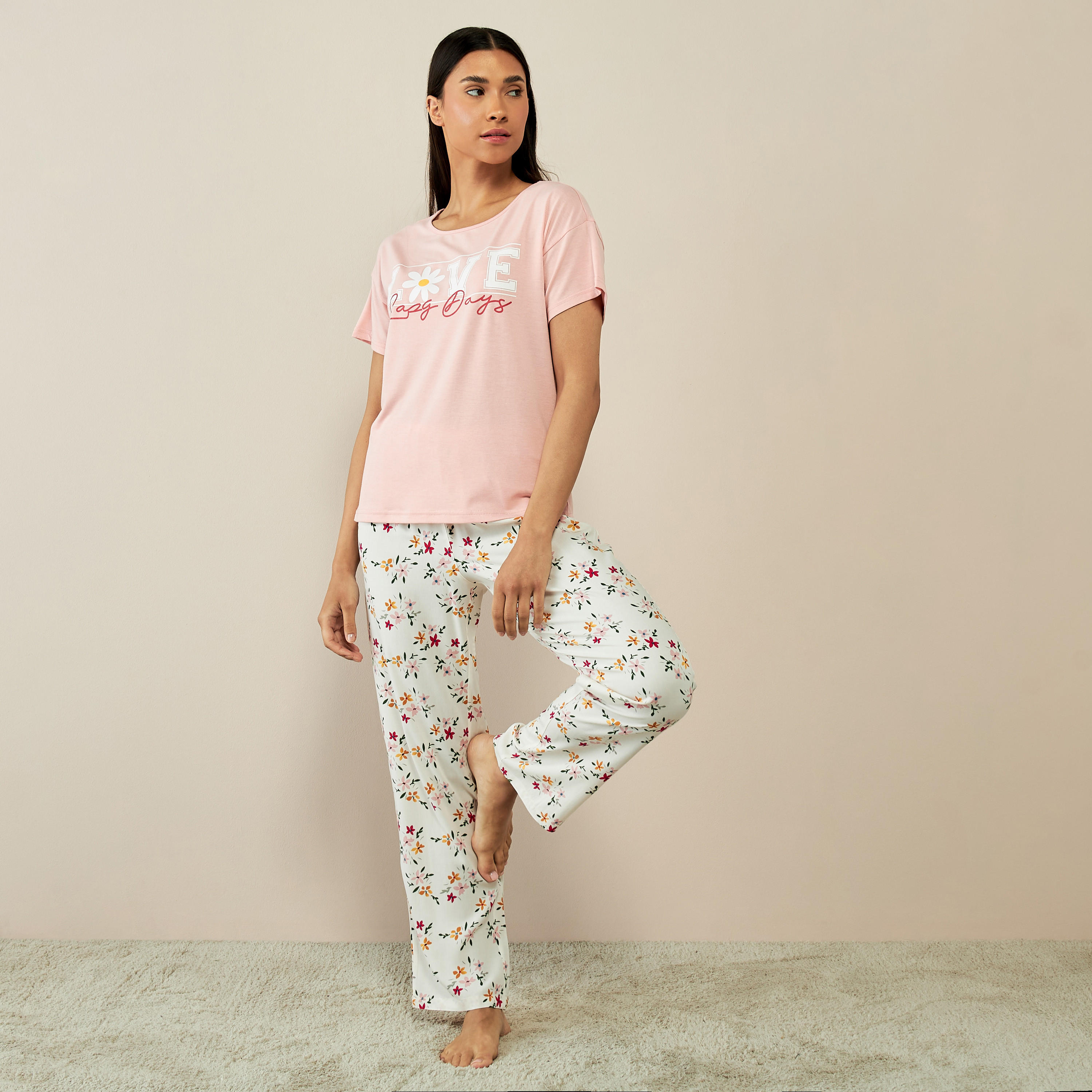 طقم تيشيرت بطبعات شعار وبنطلون بيجاما-women-clothing-nightwear-pyjamas-longsets-image-1