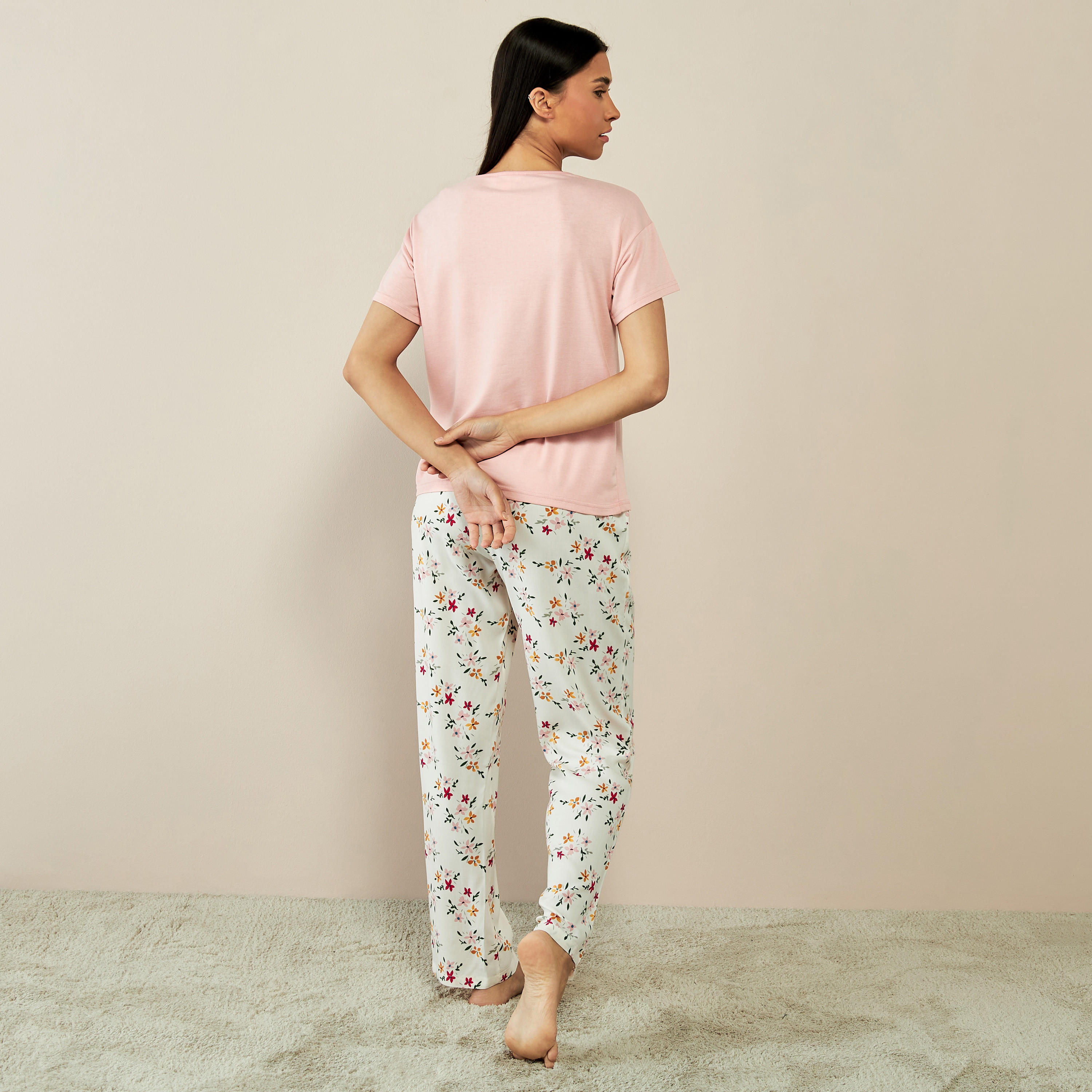 طقم تيشيرت بطبعات شعار وبنطلون بيجاما-women-clothing-nightwear-pyjamas-longsets-image-2