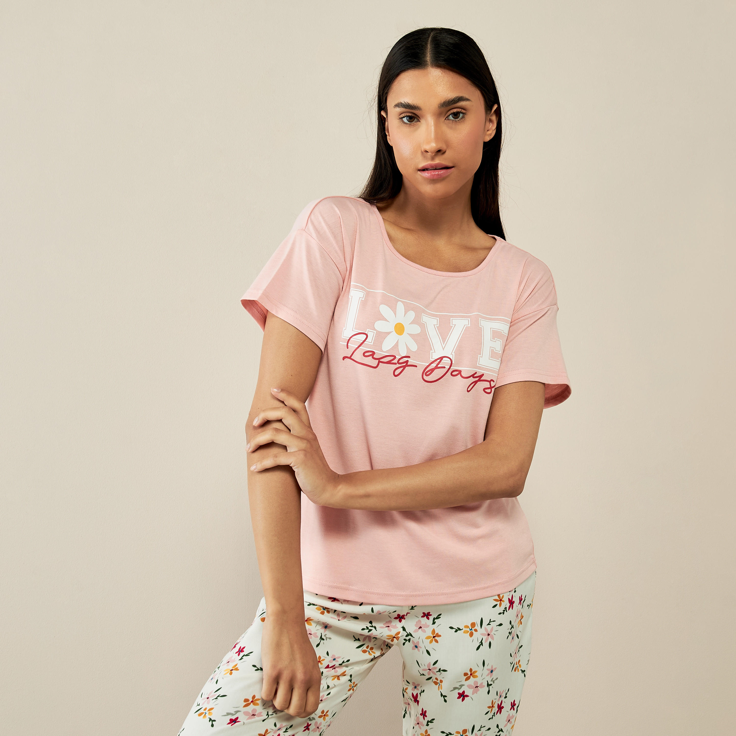 طقم تيشيرت بطبعات شعار وبنطلون بيجاما-women-clothing-nightwear-pyjamas-longsets-image-3