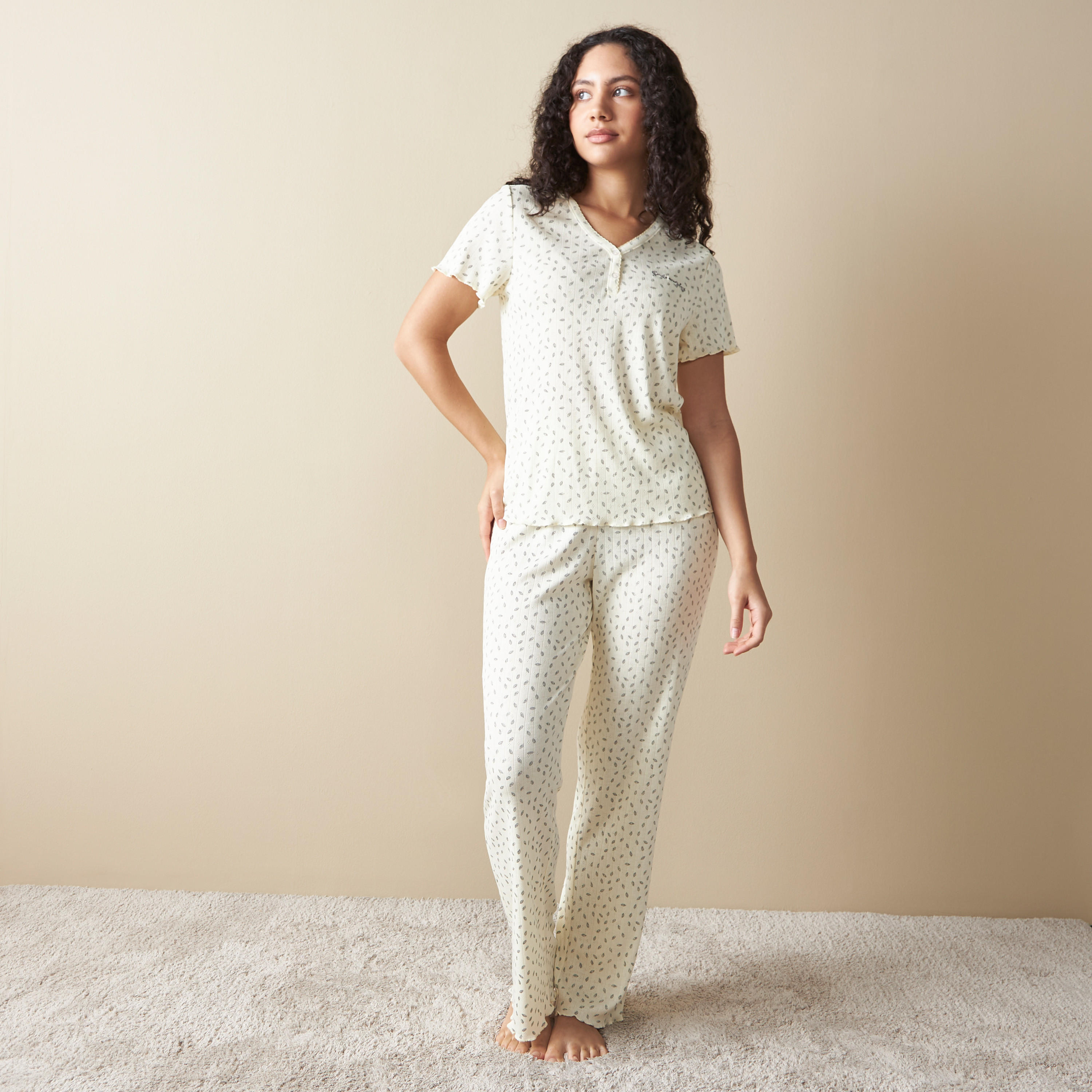 طقم بنطلون بيجاما وتيشيرت بأكمام قصيرة وطبعات-women-clothing-nightwear-pyjamas-longsets-image-1