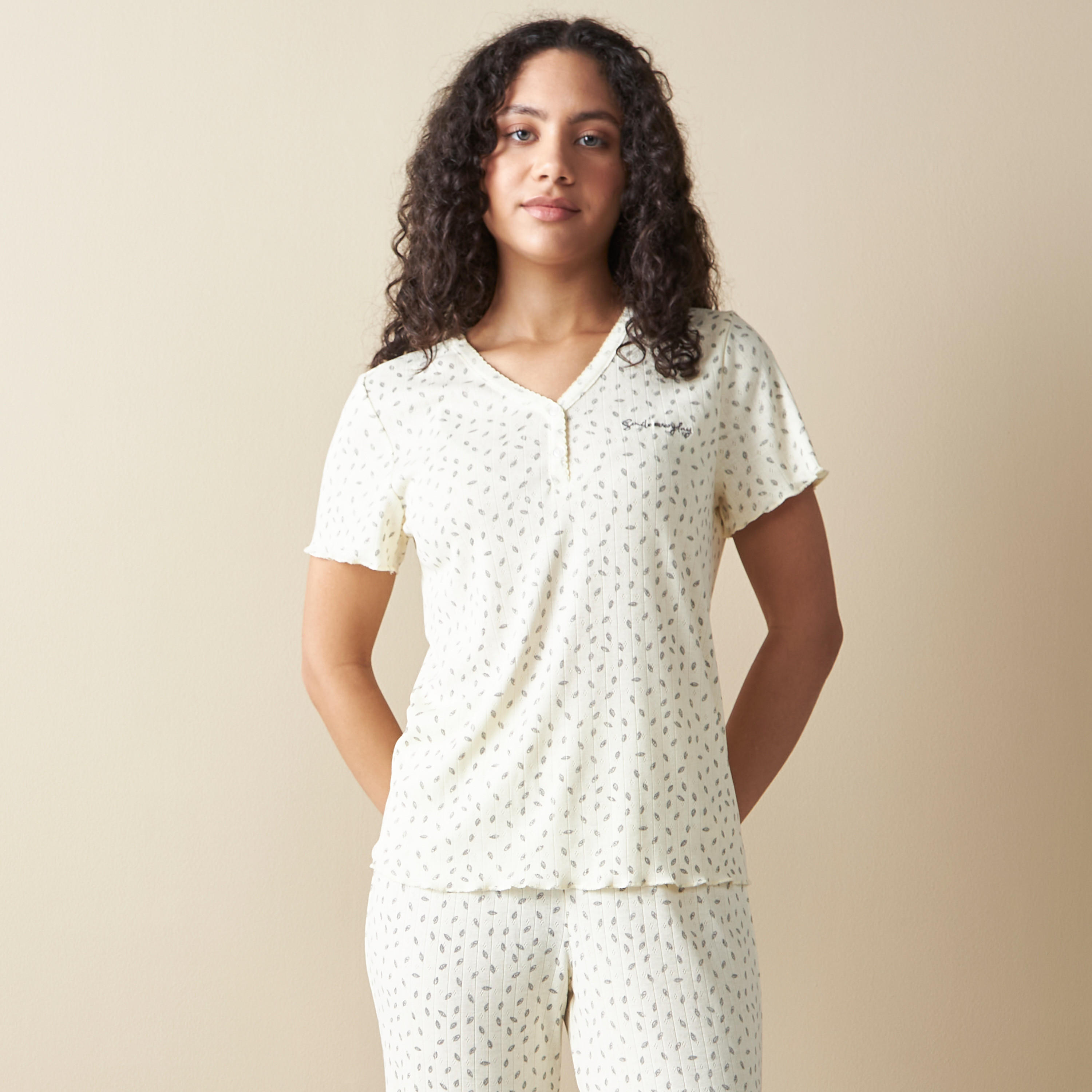 طقم بنطلون بيجاما وتيشيرت بأكمام قصيرة وطبعات-women-clothing-nightwear-pyjamas-longsets-image-3