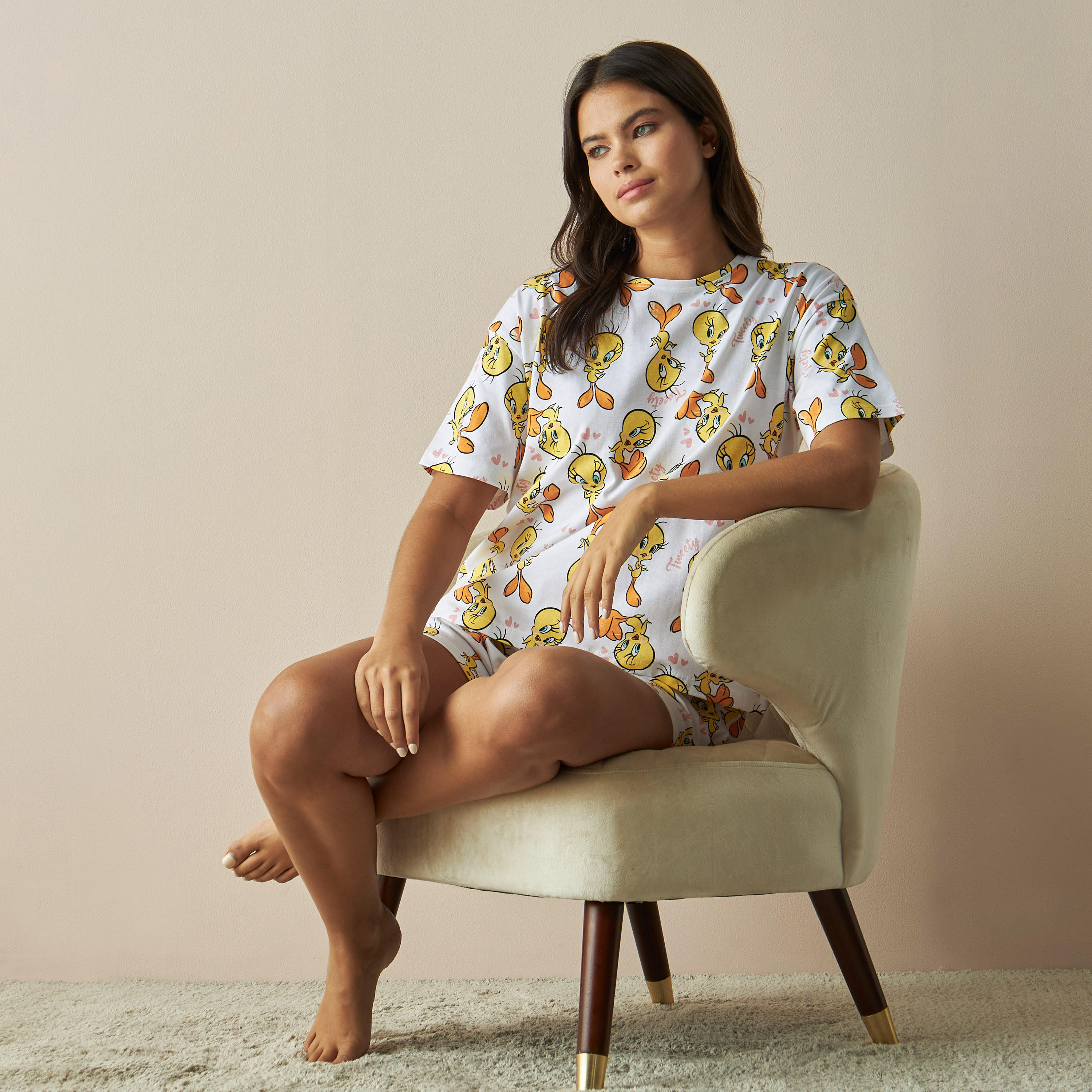 طقم شورت وتيشيرت بياقة ضيقة وطبعات تويتي-women-clothing-nightwear-pyjamas-shortsets-image-1