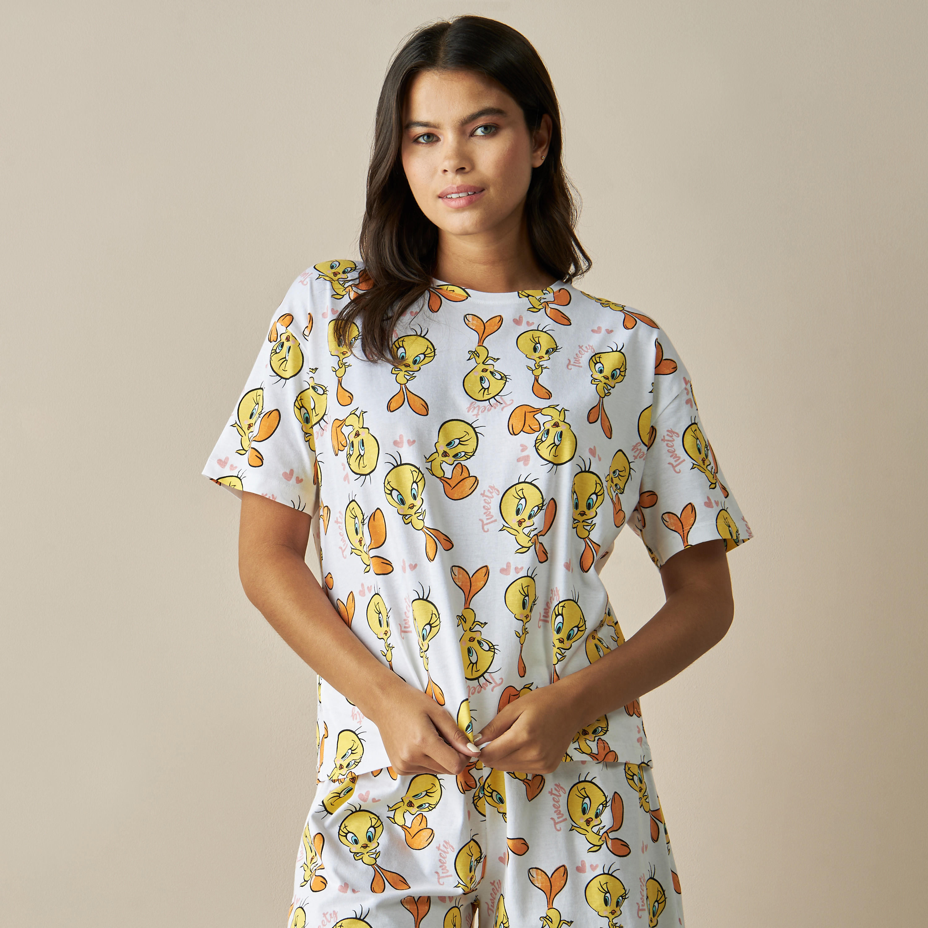 طقم شورت وتيشيرت بياقة ضيقة وطبعات تويتي-women-clothing-nightwear-pyjamas-shortsets-image-2
