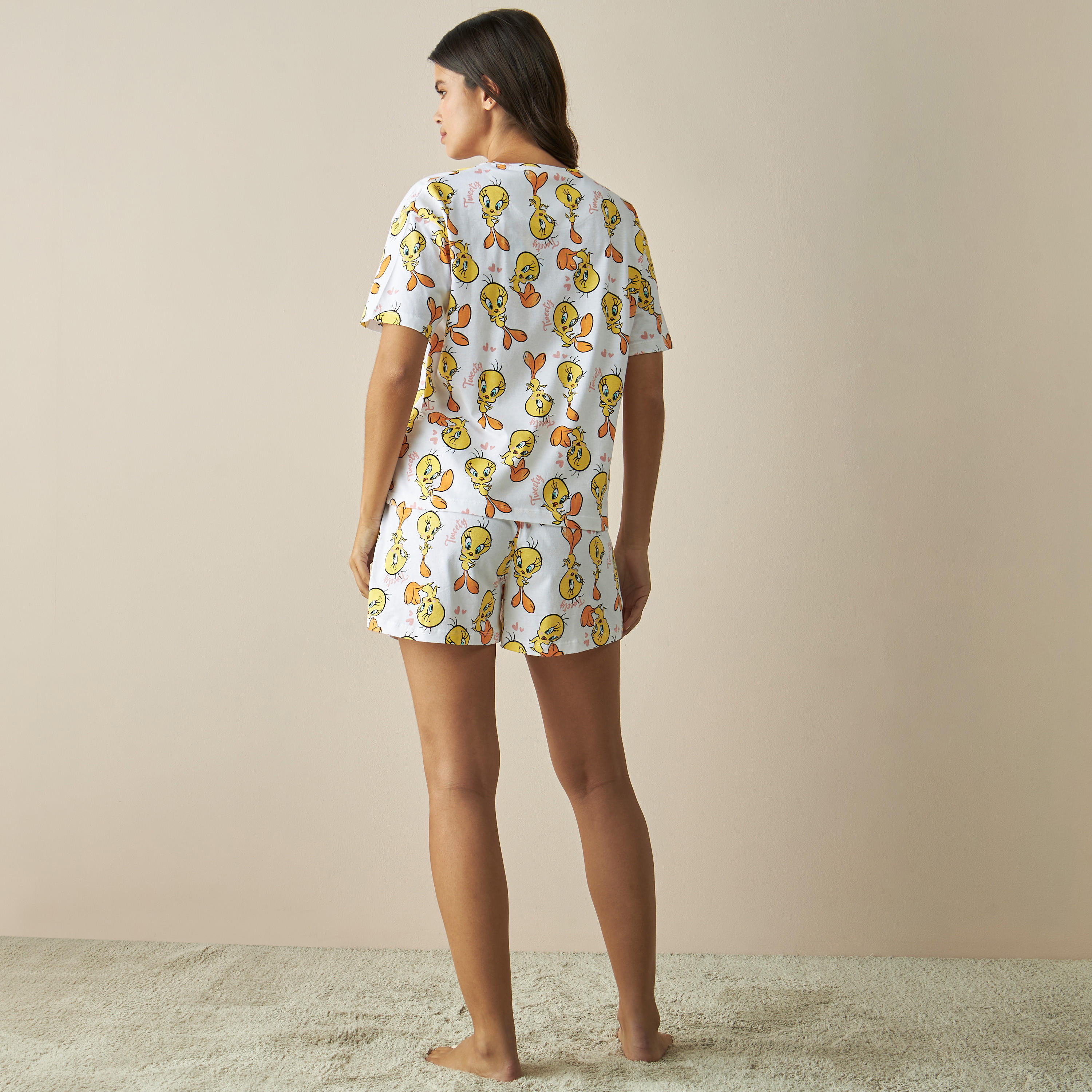 طقم شورت وتيشيرت بياقة ضيقة وطبعات تويتي-women-clothing-nightwear-pyjamas-shortsets-image-4
