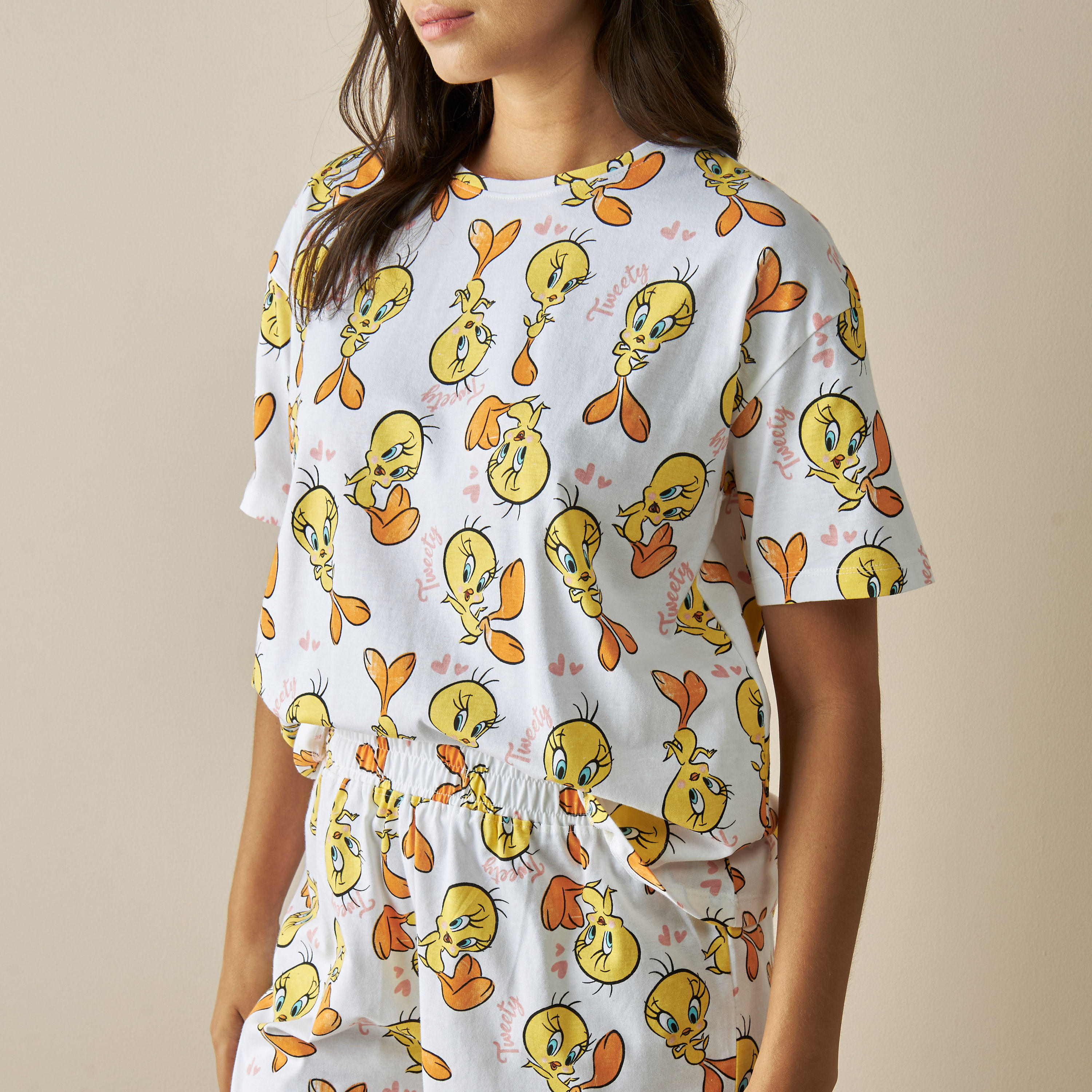 طقم شورت وتيشيرت بياقة ضيقة وطبعات تويتي-women-clothing-nightwear-pyjamas-shortsets-image-5