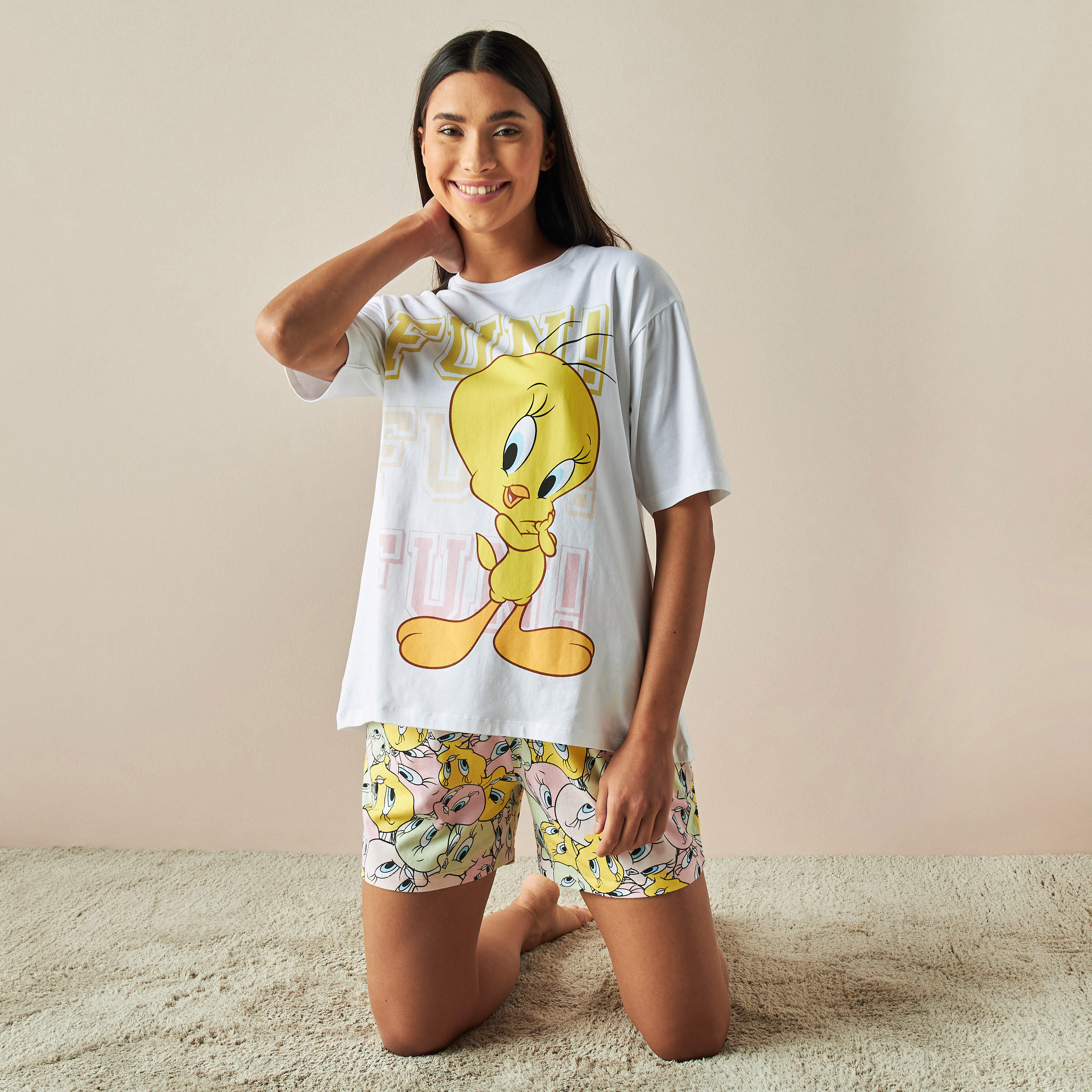 طقم شورت وتيشيرت بطبعات تويتي-women-clothing-nightwear-pyjamas-shortsets-image-1