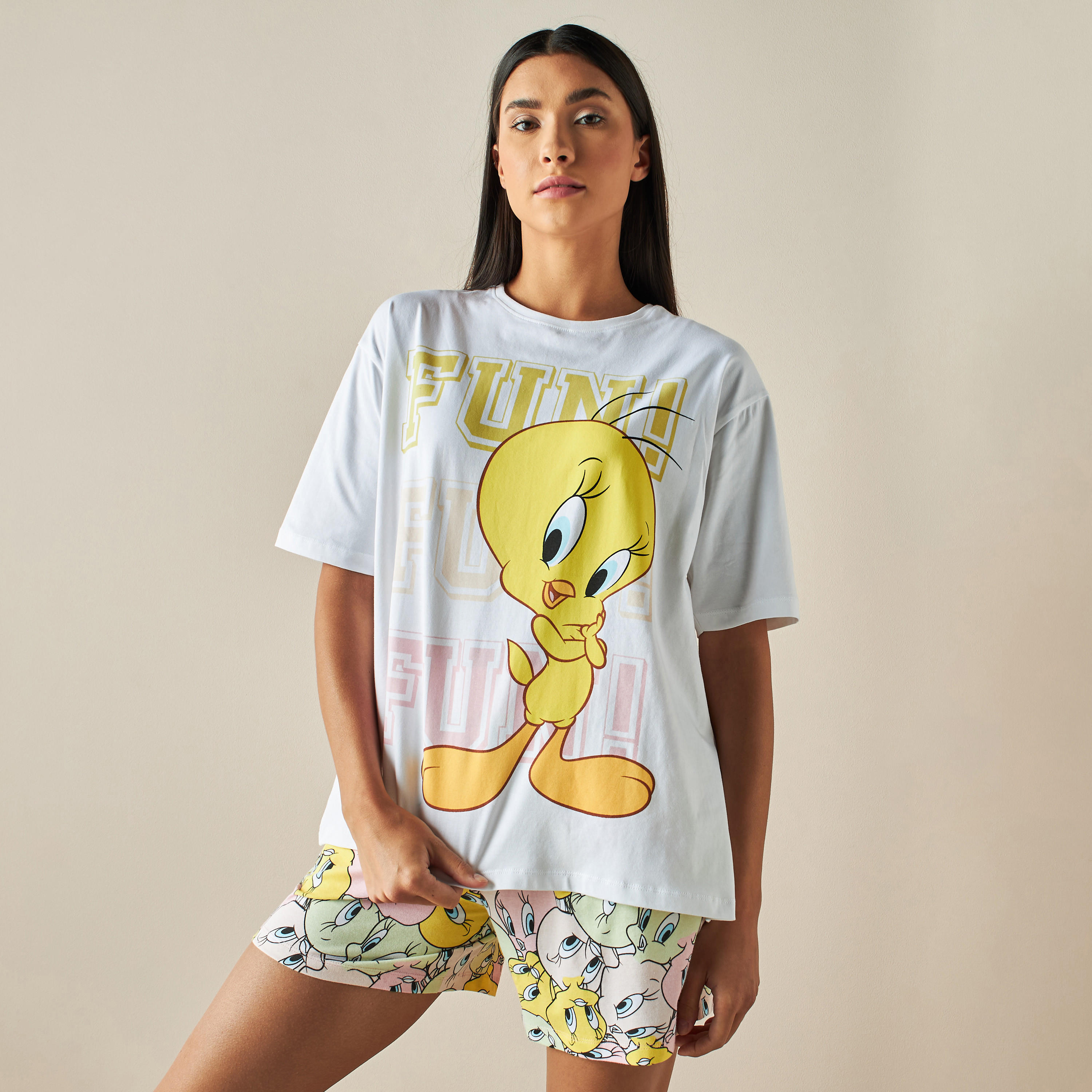 طقم شورت وتيشيرت بطبعات تويتي-women-clothing-nightwear-pyjamas-shortsets-image-3