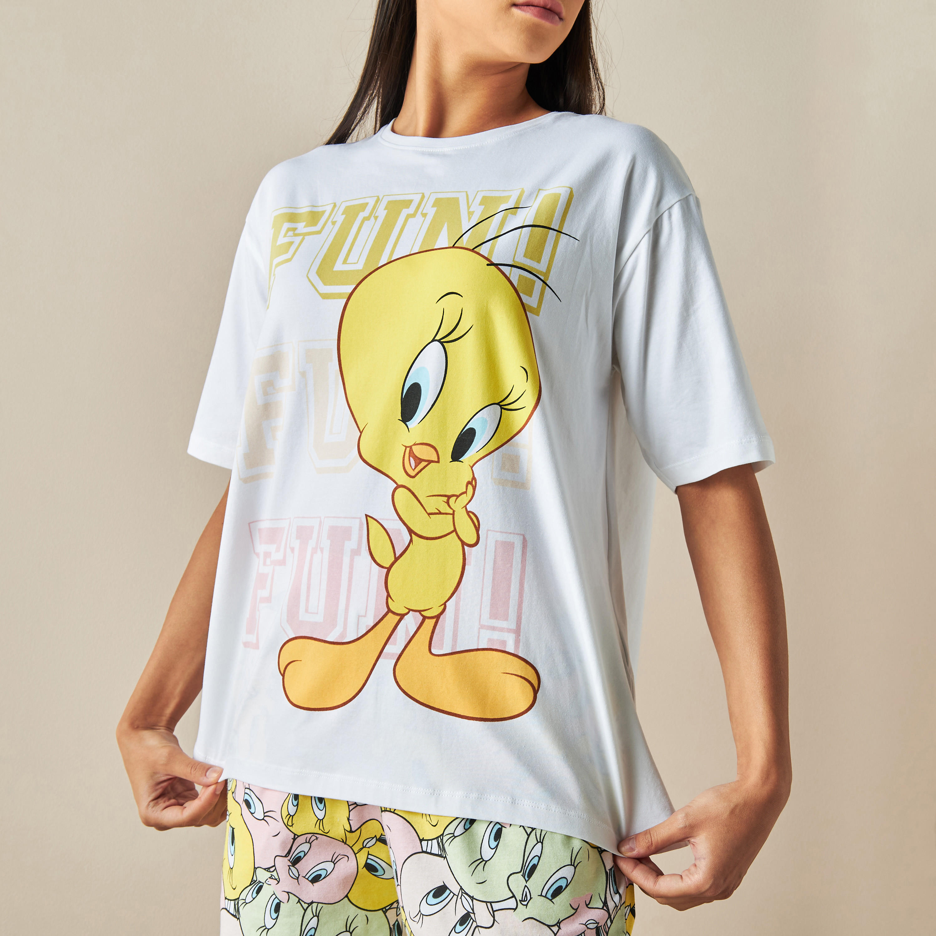 طقم شورت وتيشيرت بطبعات تويتي-women-clothing-nightwear-pyjamas-shortsets-image-5