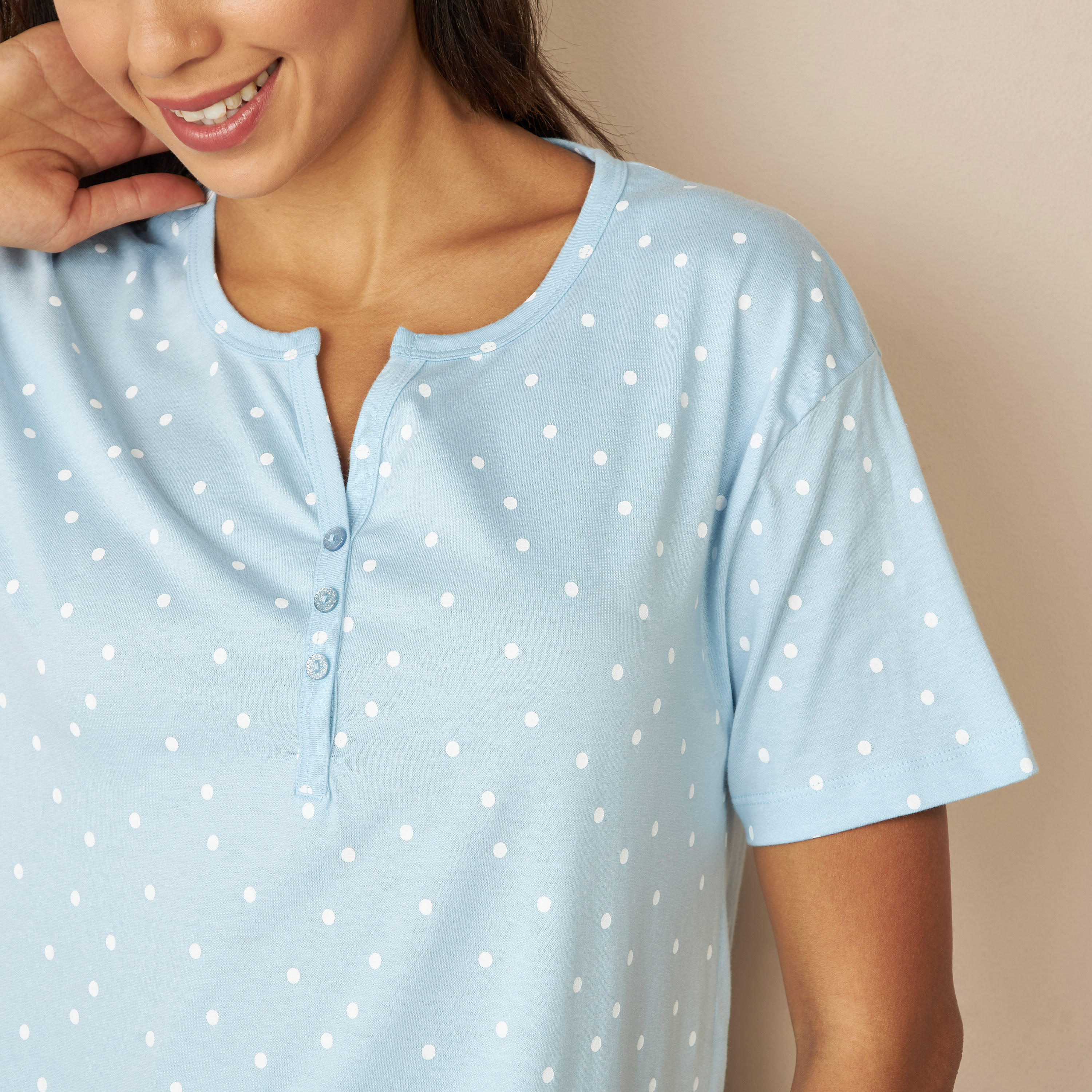 قميص نوم بأكمام قصيرة وطبعات منقطة-women-clothing-nightwear-nighties-image-4
