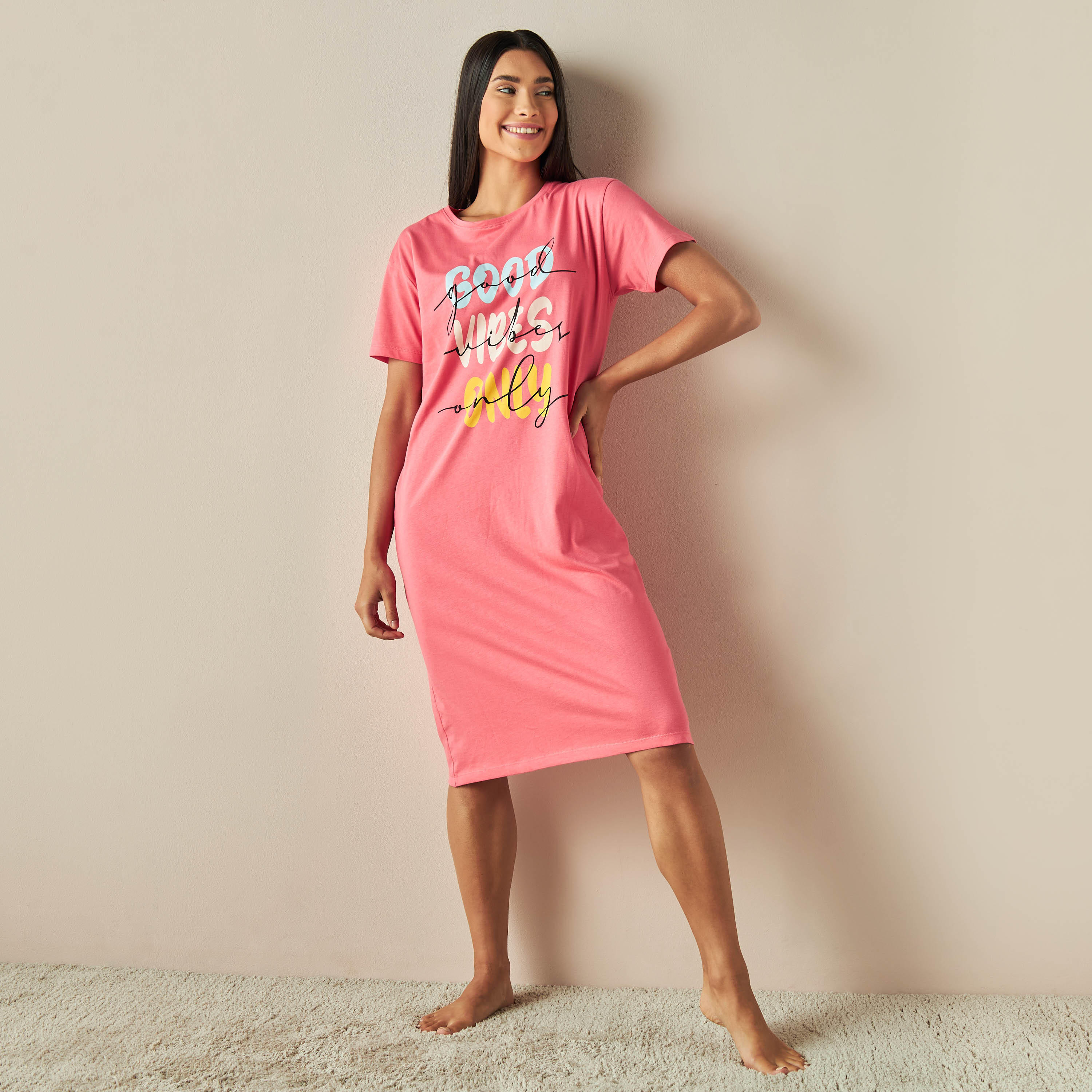 قميص نوم بأكمام قصيرة وطبعات تايبوجرافيك-women-clothing-nightwear-nighties-image-1