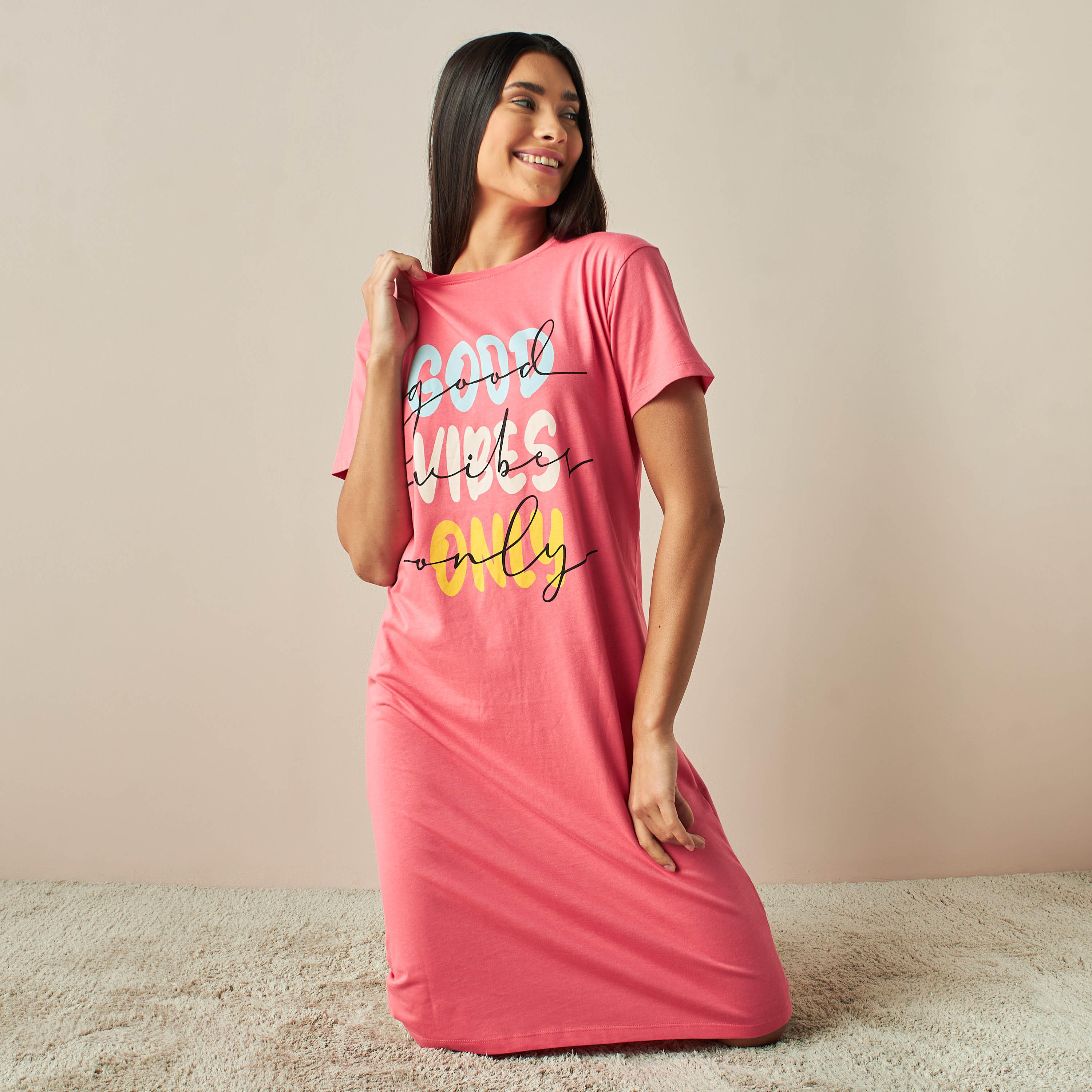 قميص نوم بأكمام قصيرة وطبعات تايبوجرافيك-women-clothing-nightwear-nighties-image-2