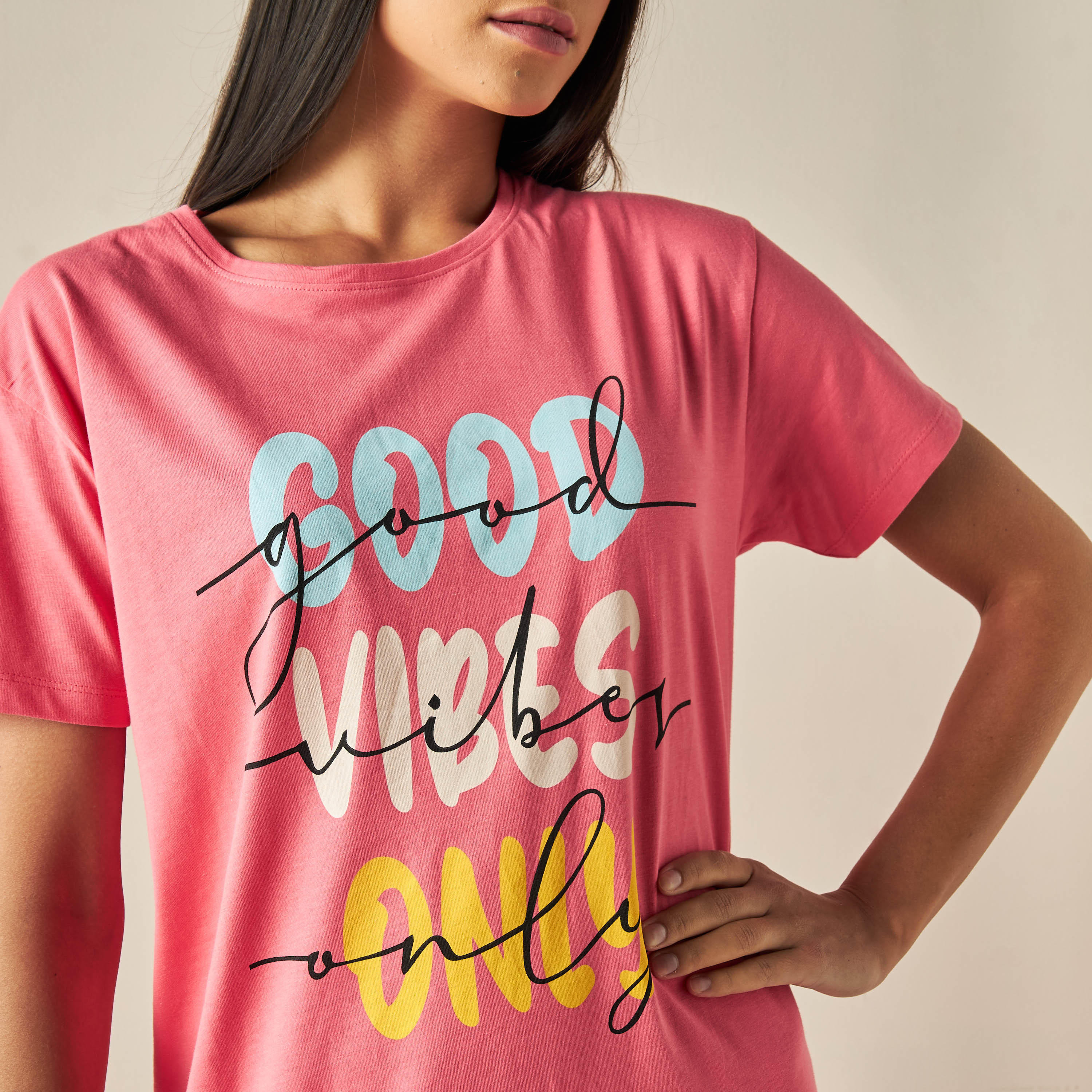 قميص نوم بأكمام قصيرة وطبعات تايبوجرافيك-women-clothing-nightwear-nighties-image-3
