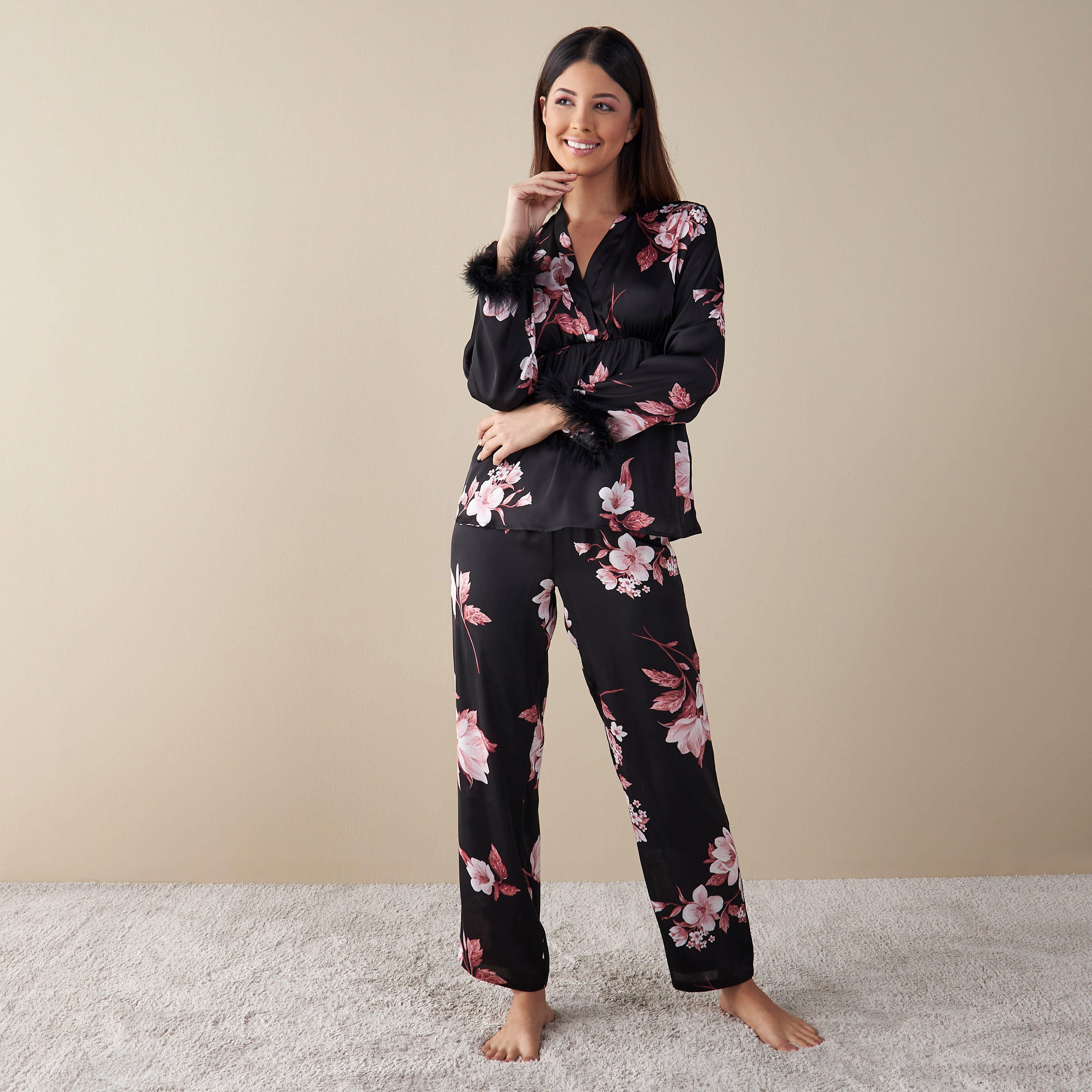 طقم بنطلون بيجاما بخصر مطاطي وقميص بطبعات أزهار وتفاصيل فرو-women-clothing-nightwear-pyjamas-longsets-image-1