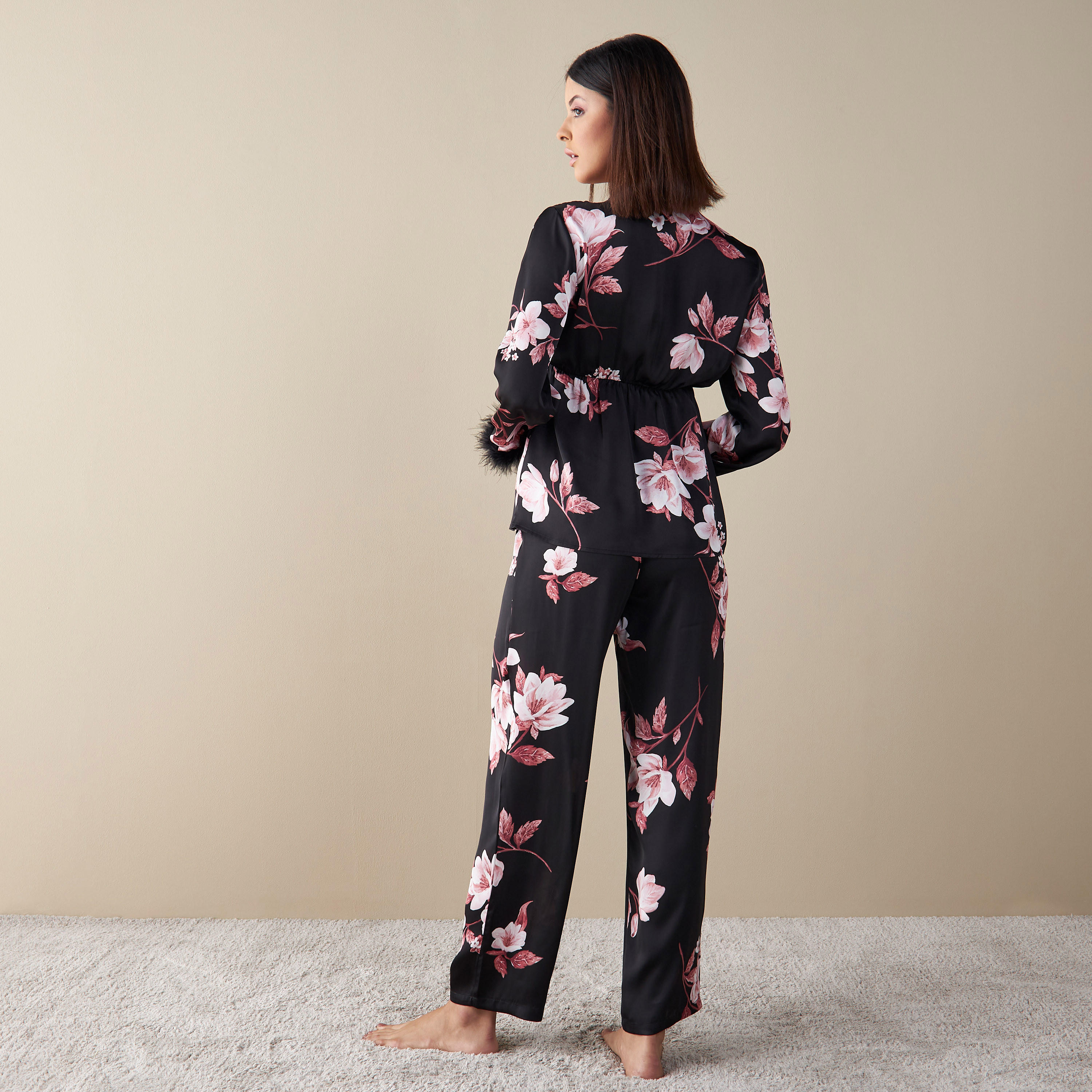 طقم بنطلون بيجاما بخصر مطاطي وقميص بطبعات أزهار وتفاصيل فرو-women-clothing-nightwear-pyjamas-longsets-image-2