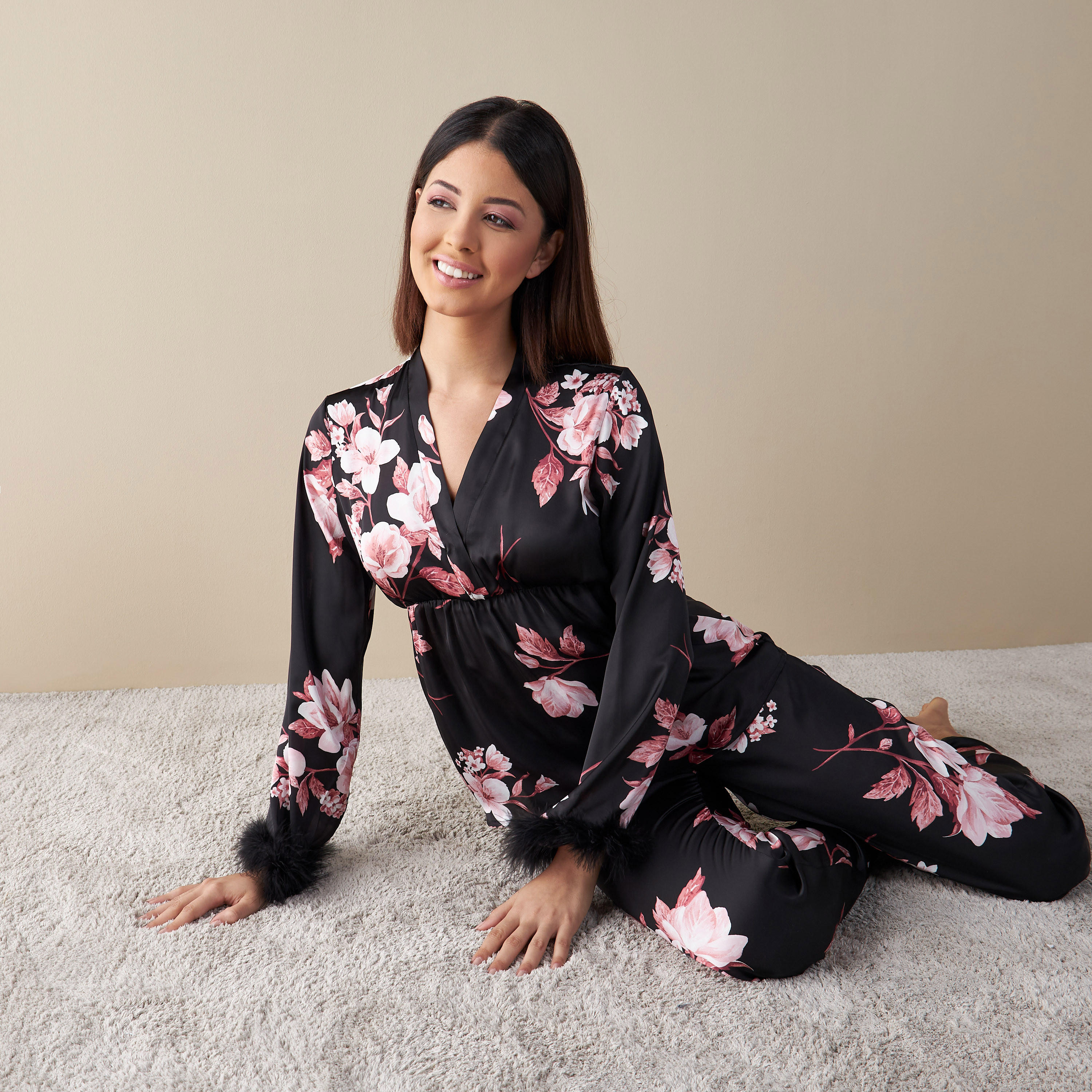 طقم بنطلون بيجاما بخصر مطاطي وقميص بطبعات أزهار وتفاصيل فرو-women-clothing-nightwear-pyjamas-longsets-image-3