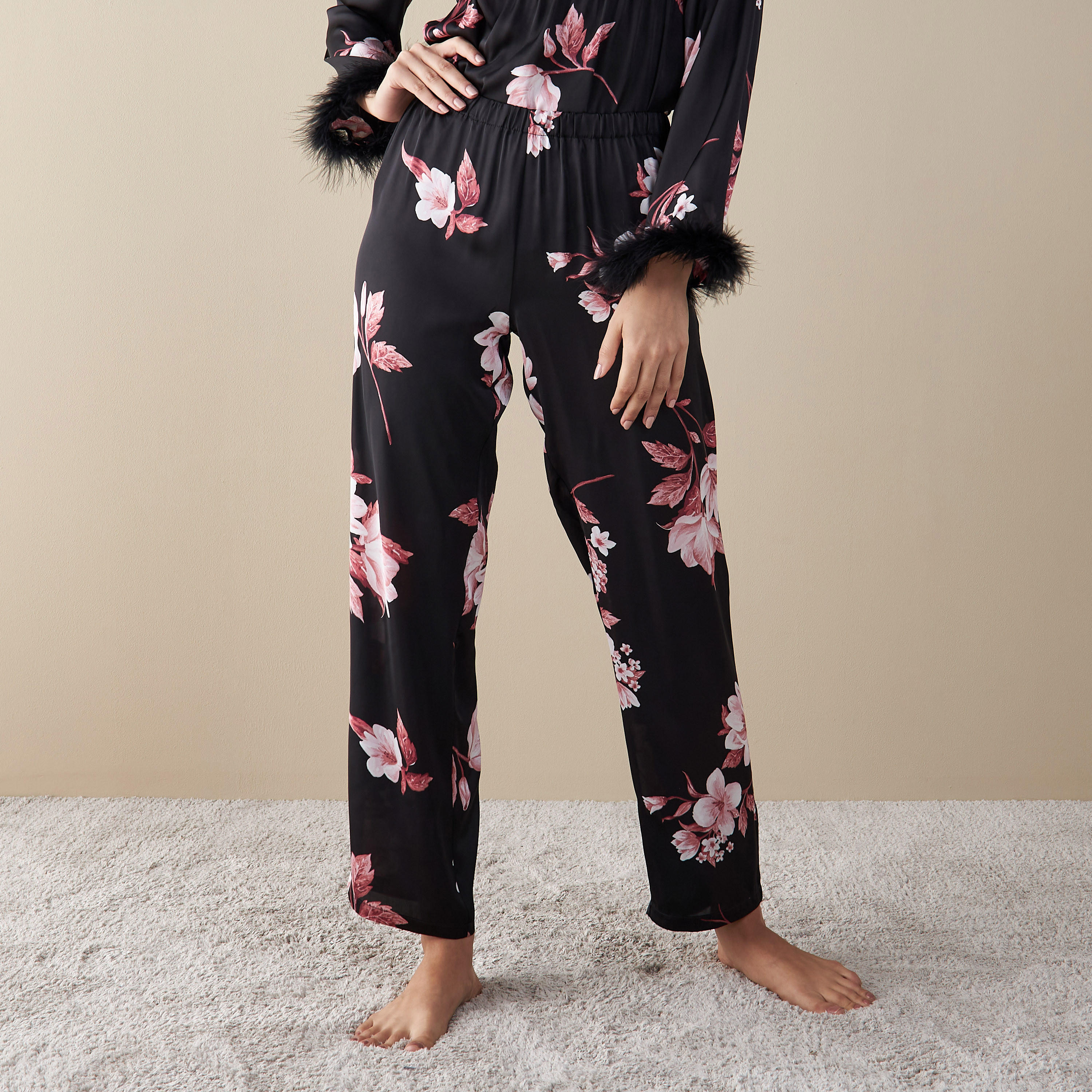 طقم بنطلون بيجاما بخصر مطاطي وقميص بطبعات أزهار وتفاصيل فرو-women-clothing-nightwear-pyjamas-longsets-image-4