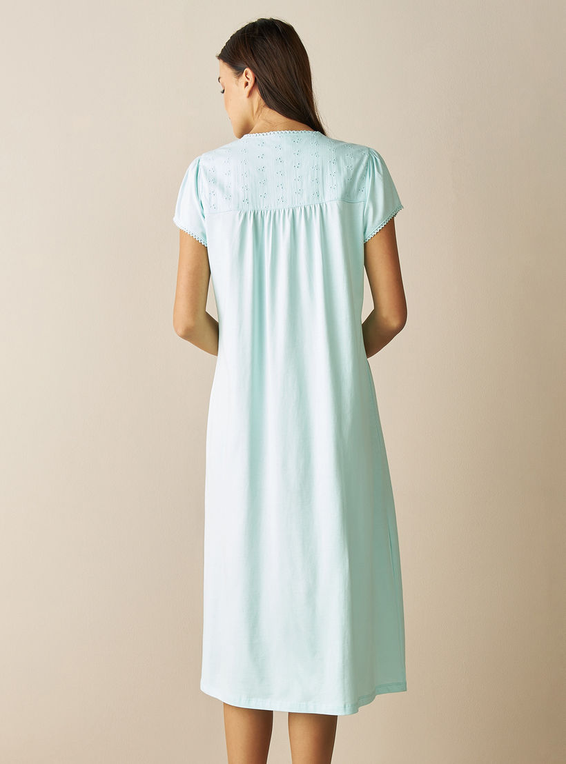 ثوب نوم بياقة مستديرة وأكمام قصيرة وتطريزات-women-clothing-nightwear-nighties-image-3