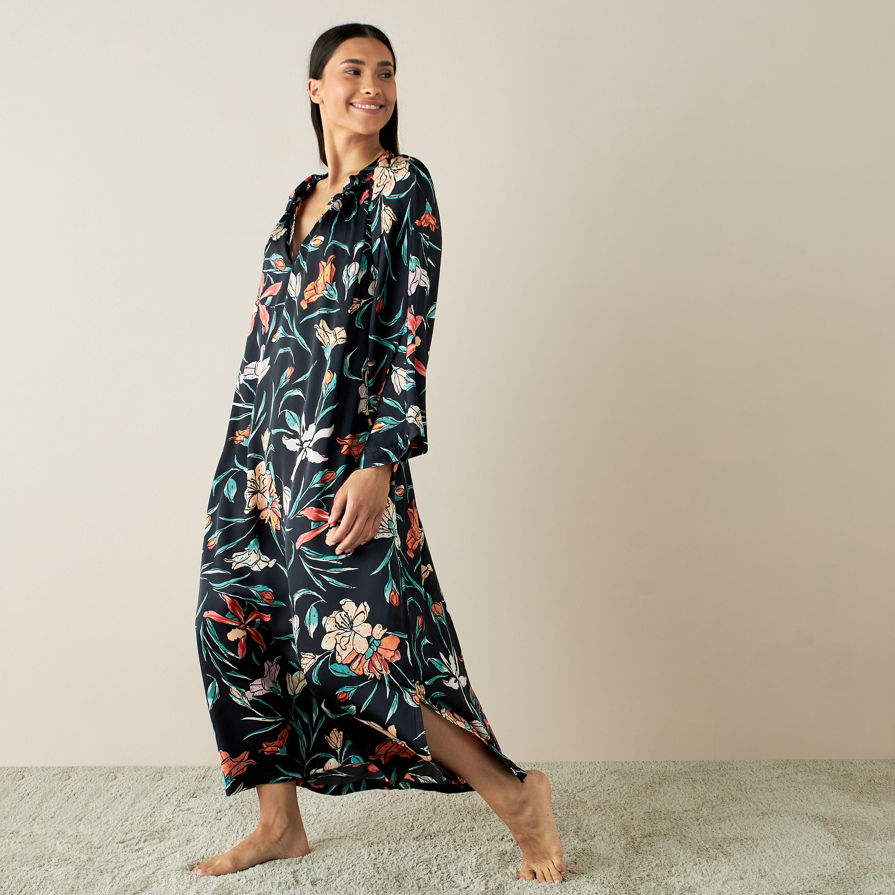 ثوب نوم قفطان ساتن بفتحات وطبعات زهرية-women-clothing-nightwear-nighties-image-2