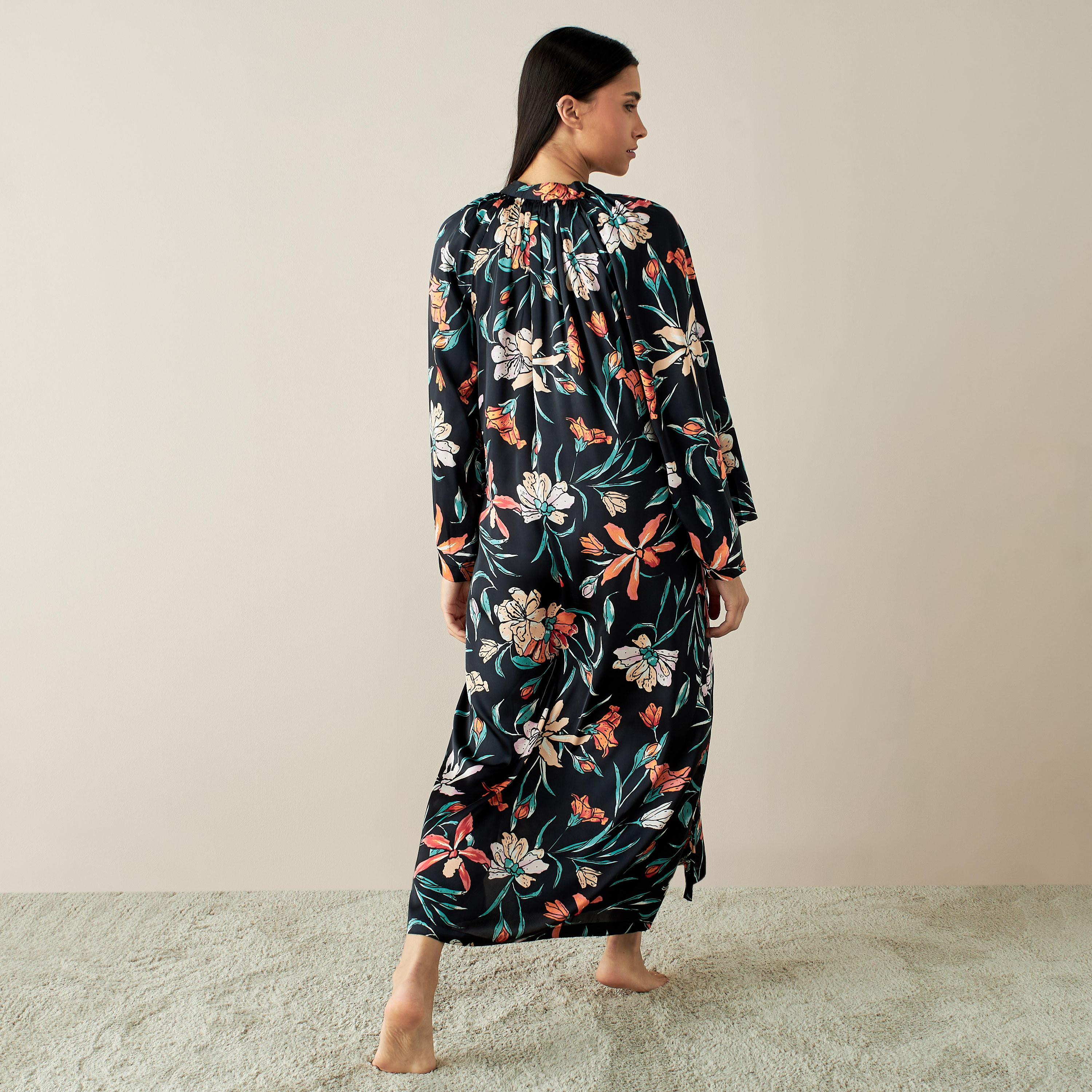 ثوب نوم قفطان ساتن بفتحات وطبعات زهرية-women-clothing-nightwear-nighties-image-3