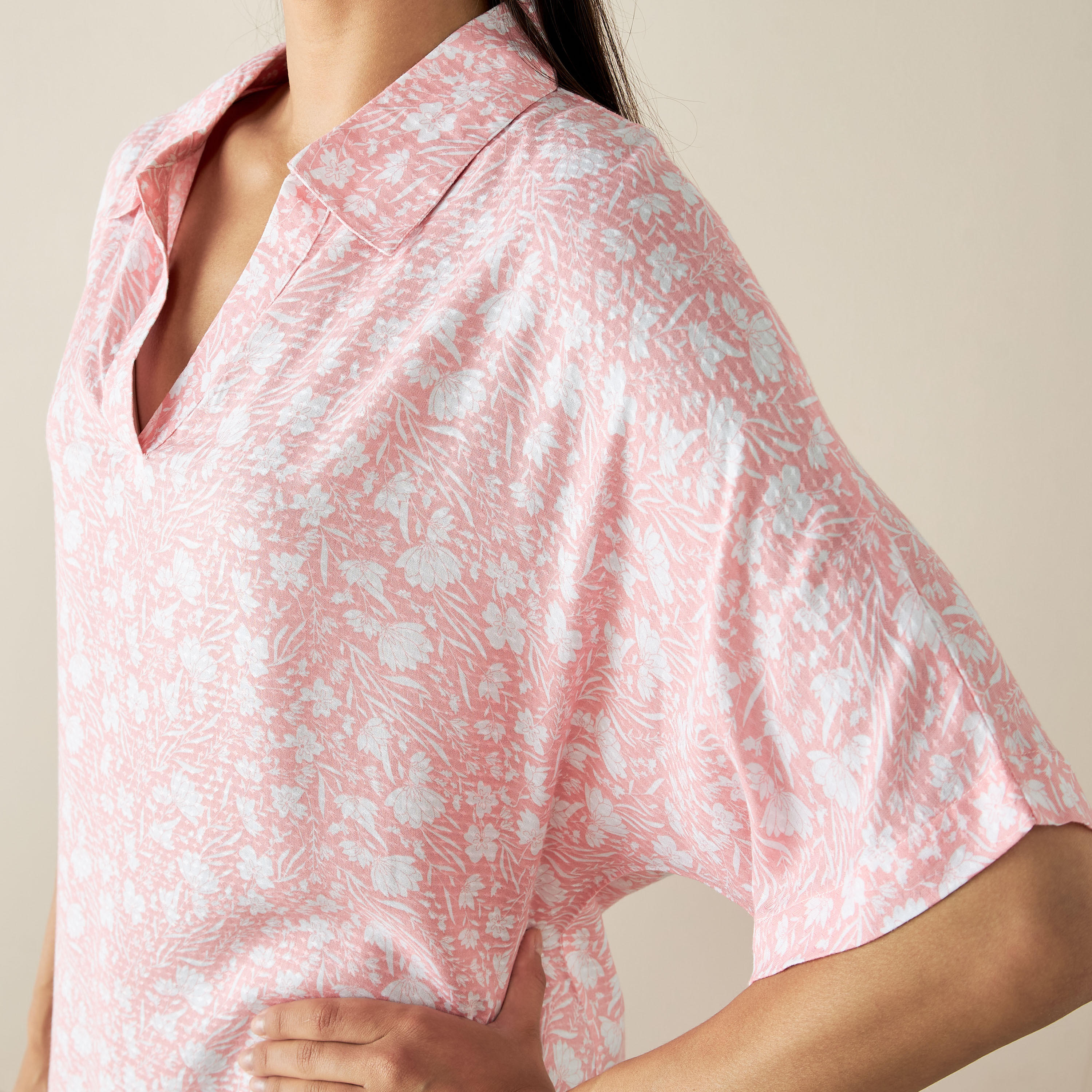 ثوب ليلي بياقة دوبي وفتحة وطبعات-women-clothing-nightwear-nighties-image-4
