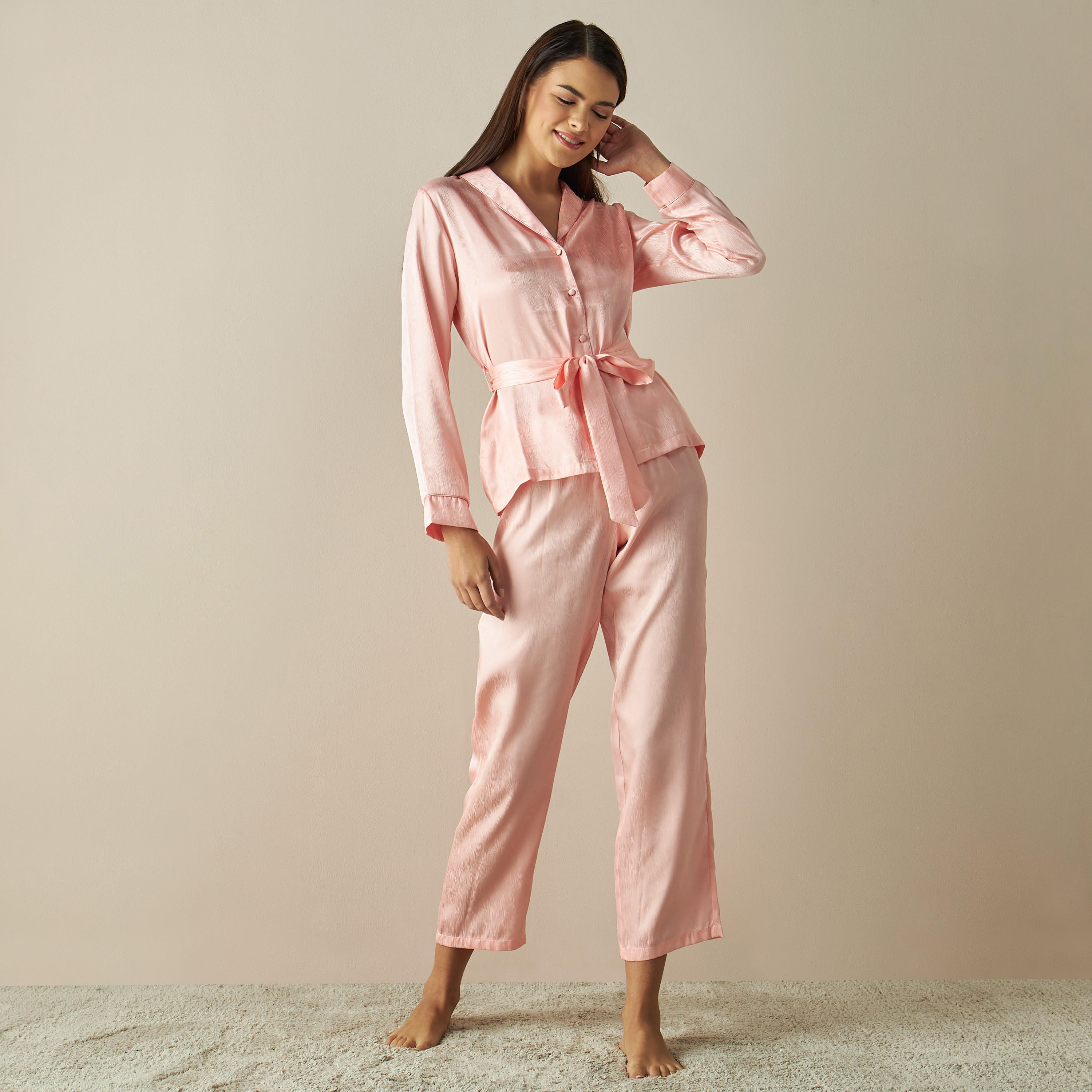 طقم بنطلون بيجاما وحزام مع قميص جاكارد ساتن بارز الملمس-women-clothing-nightwear-pyjamas-longsets-image-5