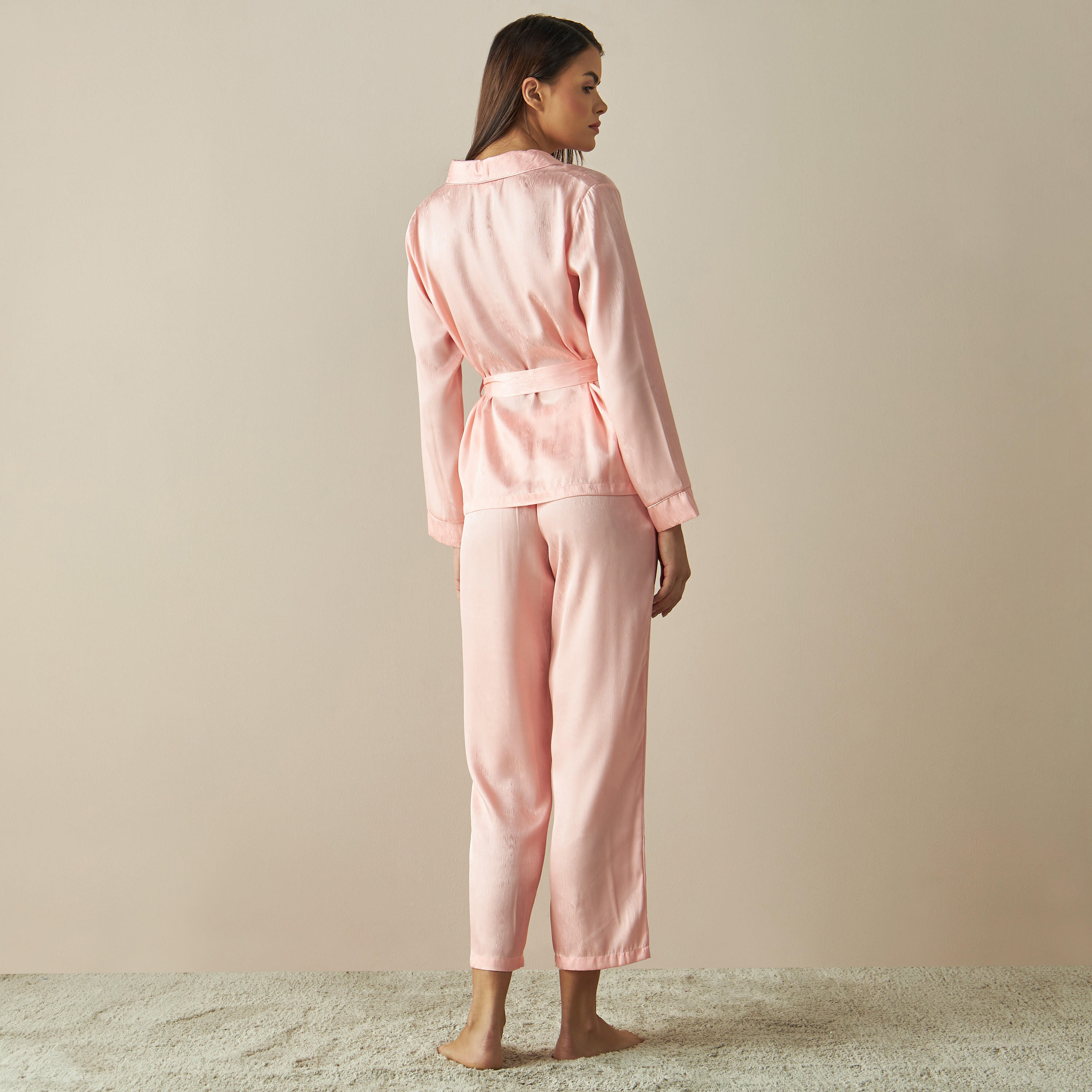 طقم بنطلون بيجاما وحزام مع قميص جاكارد ساتن بارز الملمس-women-clothing-nightwear-pyjamas-longsets-image-4