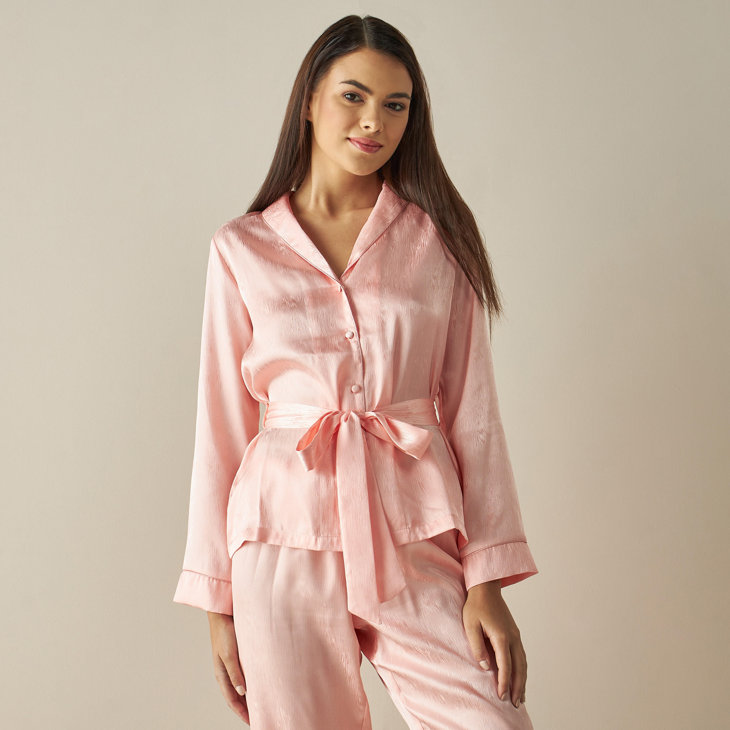 طقم بنطلون بيجاما وحزام مع قميص جاكارد ساتن بارز الملمس-women-clothing-nightwear-pyjamas-longsets-image-3