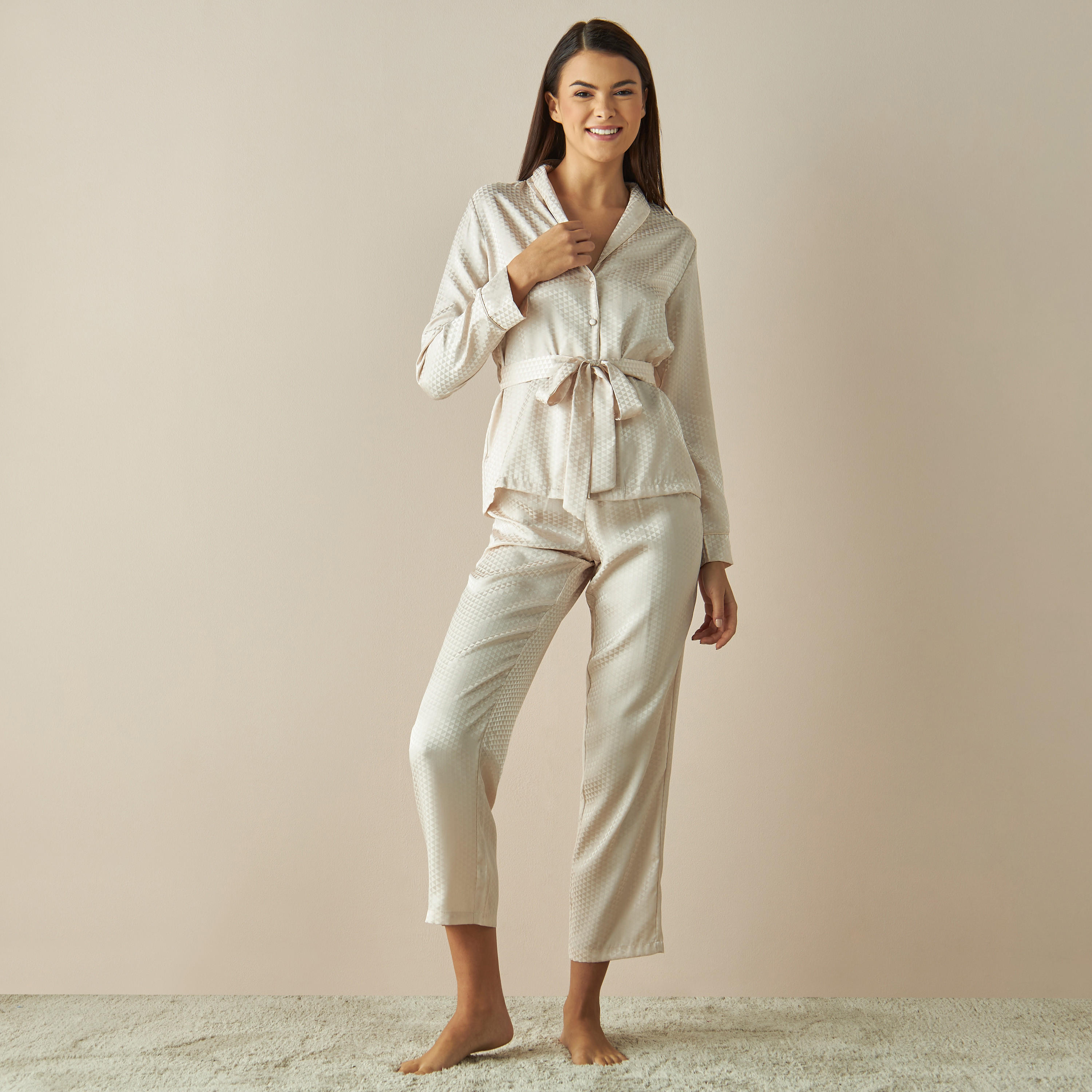 طقم بنطلون بيجاما وحزام مع قميص جاكارد ساتن بارز الملمس-women-clothing-nightwear-pyjamas-longsets-image-1