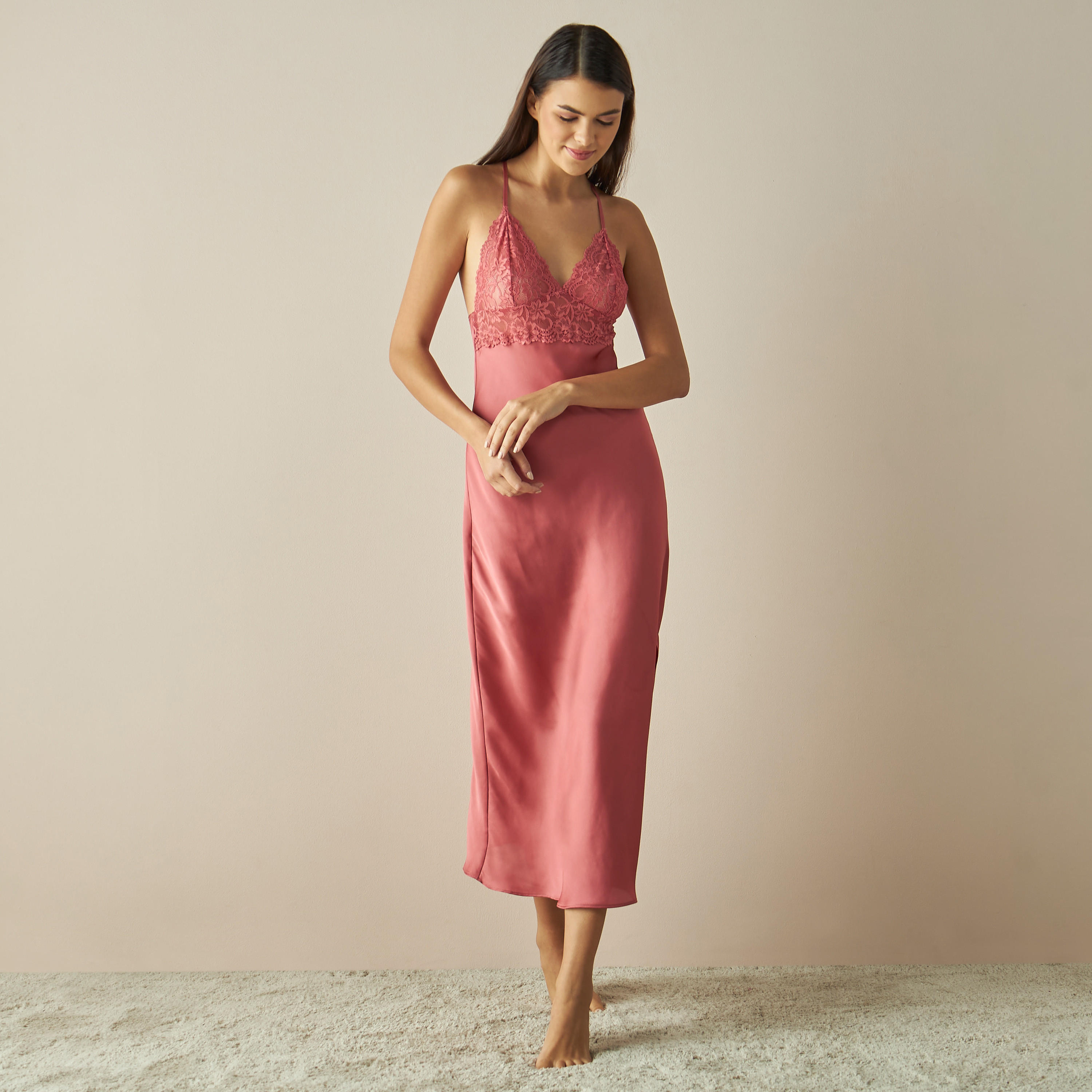 قميص نوم ساتن بفتحات ودانتيل-women-clothing-nightwear-nighties-image-2