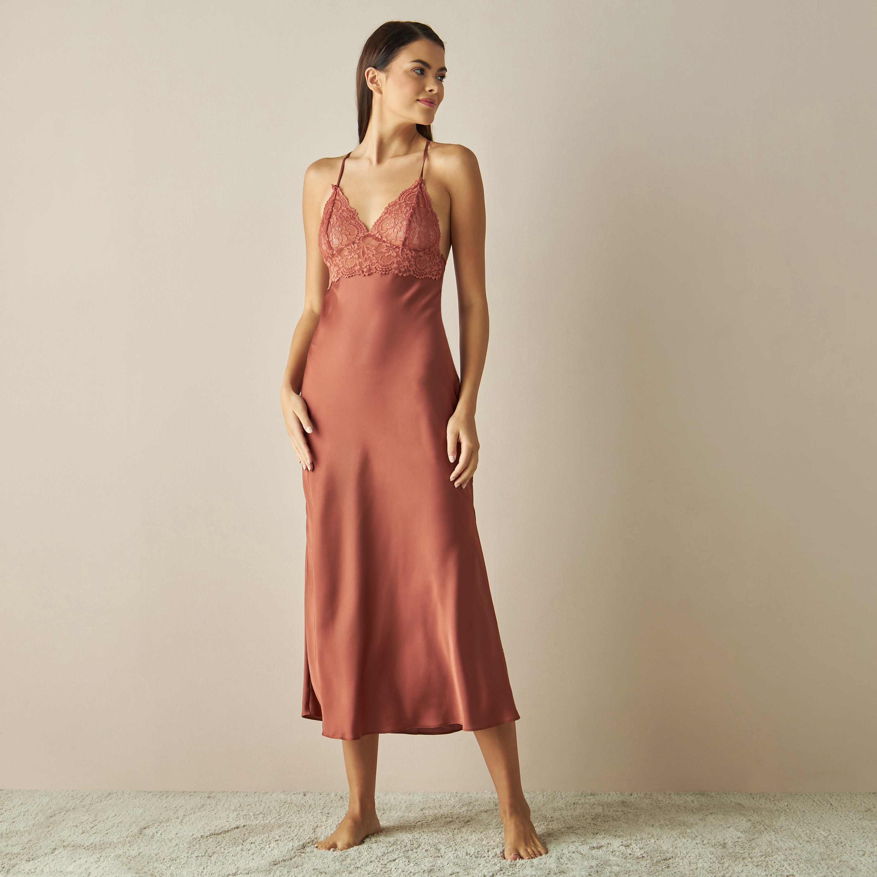 قميص نوم ساتن سادة بفتحة-women-clothing-nightwear-nighties-image-4