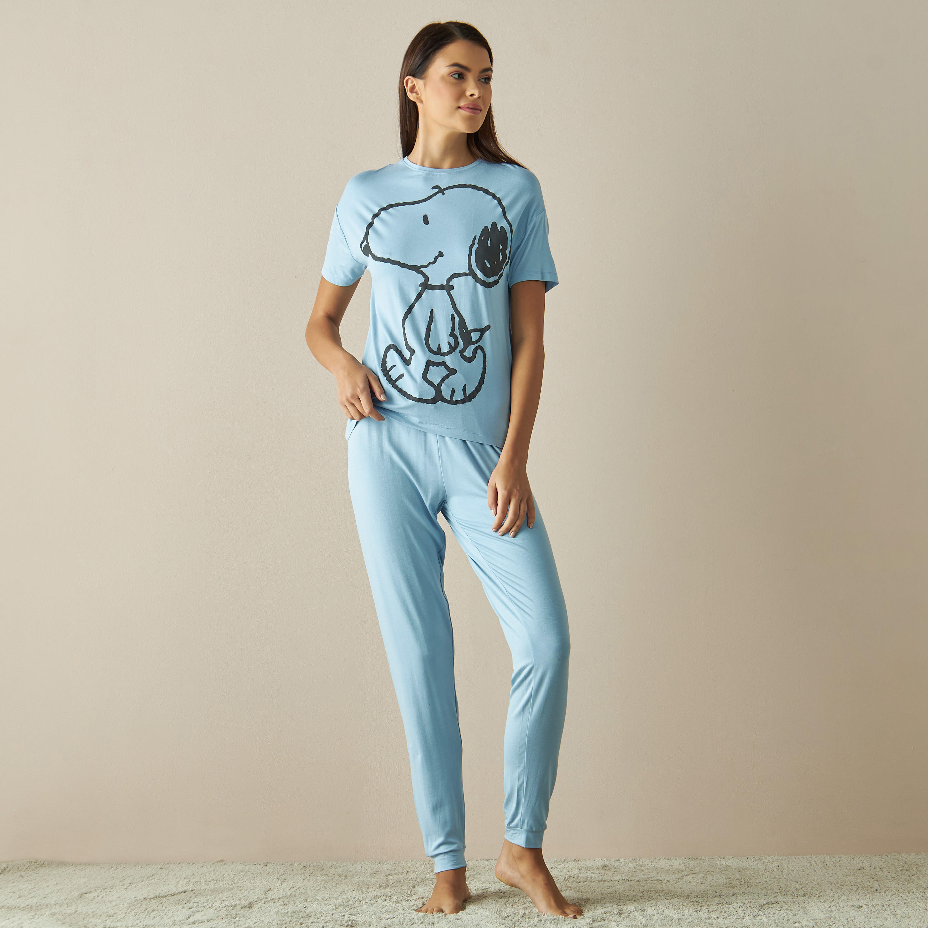 طقم بنطلون بيجاما وتيشيرت بطبعات سنوبي دوج-women-clothing-nightwear-pyjamas-longsets-image-5