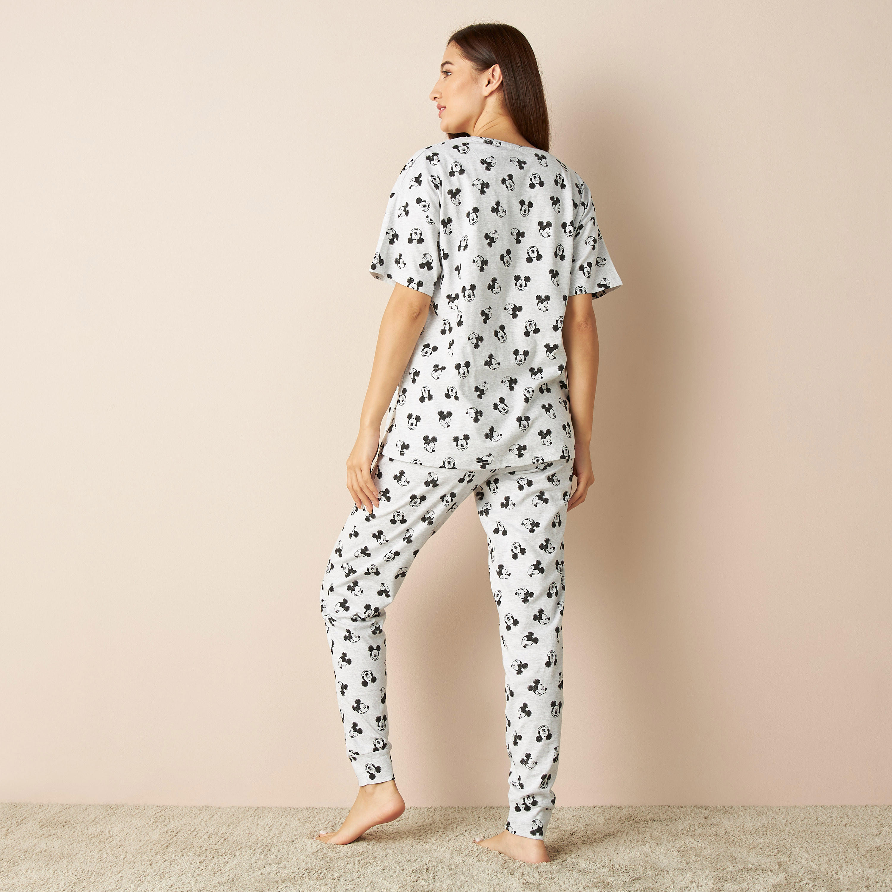 طقم بنطلون بيجاما وتيشيرت بطبعات ميكي ماوس-women-clothing-nightwear-pyjamas-longsets-image-4
