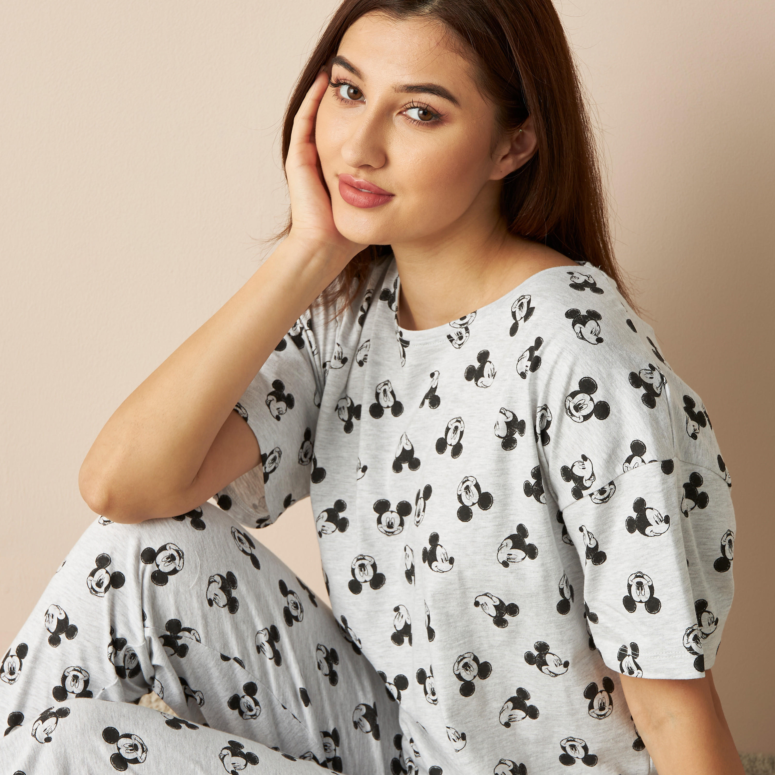 طقم بنطلون بيجاما وتيشيرت بطبعات ميكي ماوس-women-clothing-nightwear-pyjamas-longsets-image-1