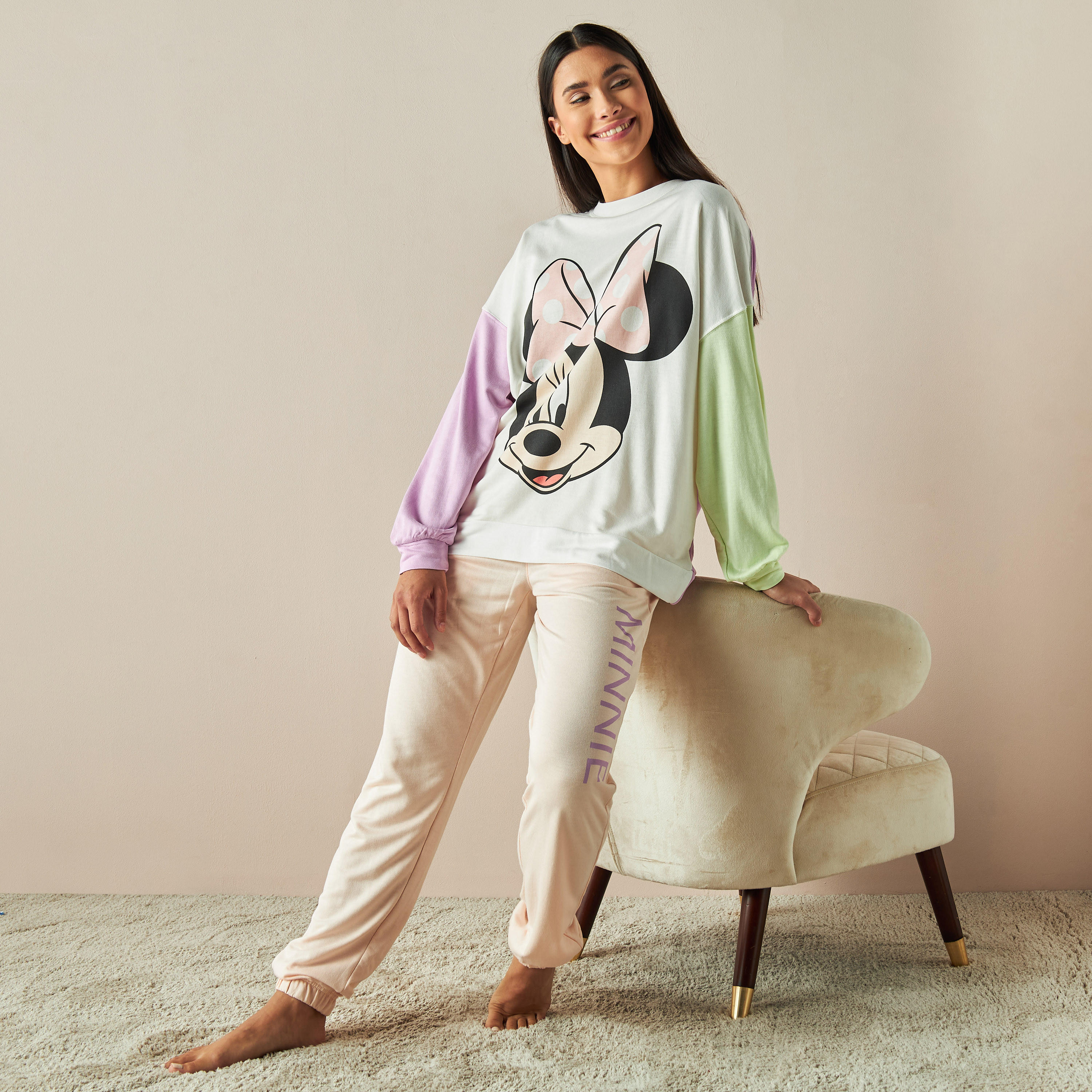 طقم بنطلون بيجاما قصير وتيشيرت بطبعات ميني ماوس-women-clothing-nightwear-pyjamas-longsets-image-1