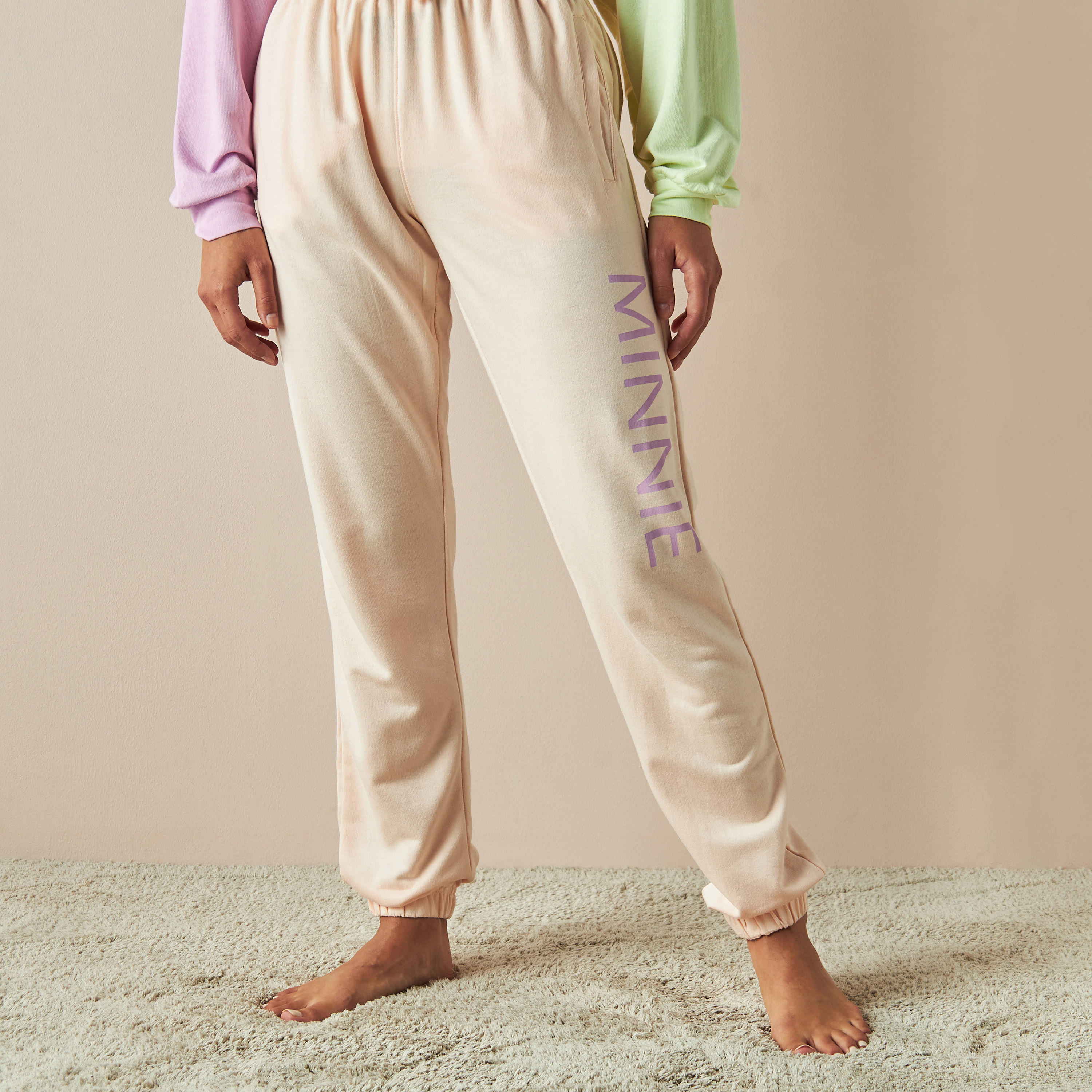 طقم بنطلون بيجاما قصير وتيشيرت بطبعات ميني ماوس-women-clothing-nightwear-pyjamas-longsets-image-4