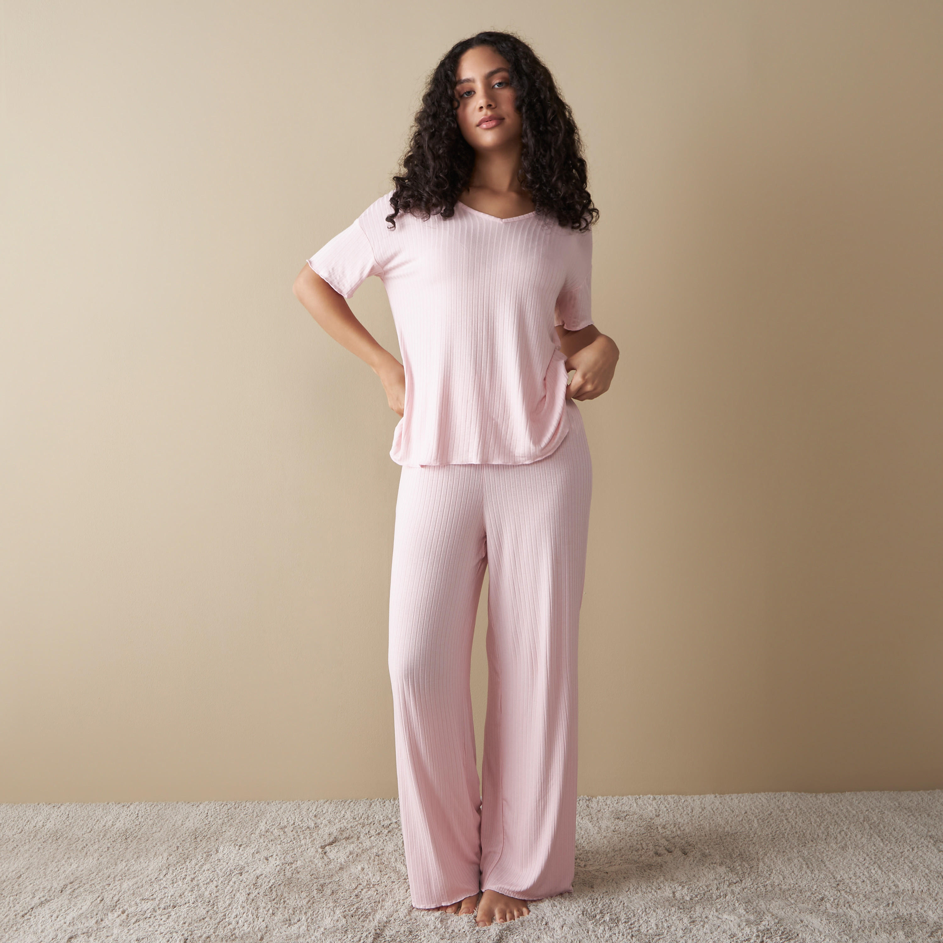 طقم بنطلون بيجاما وتيشيرت مضلع بأكمام قصيرة-women-clothing-nightwear-pyjamas-longsets-image-1