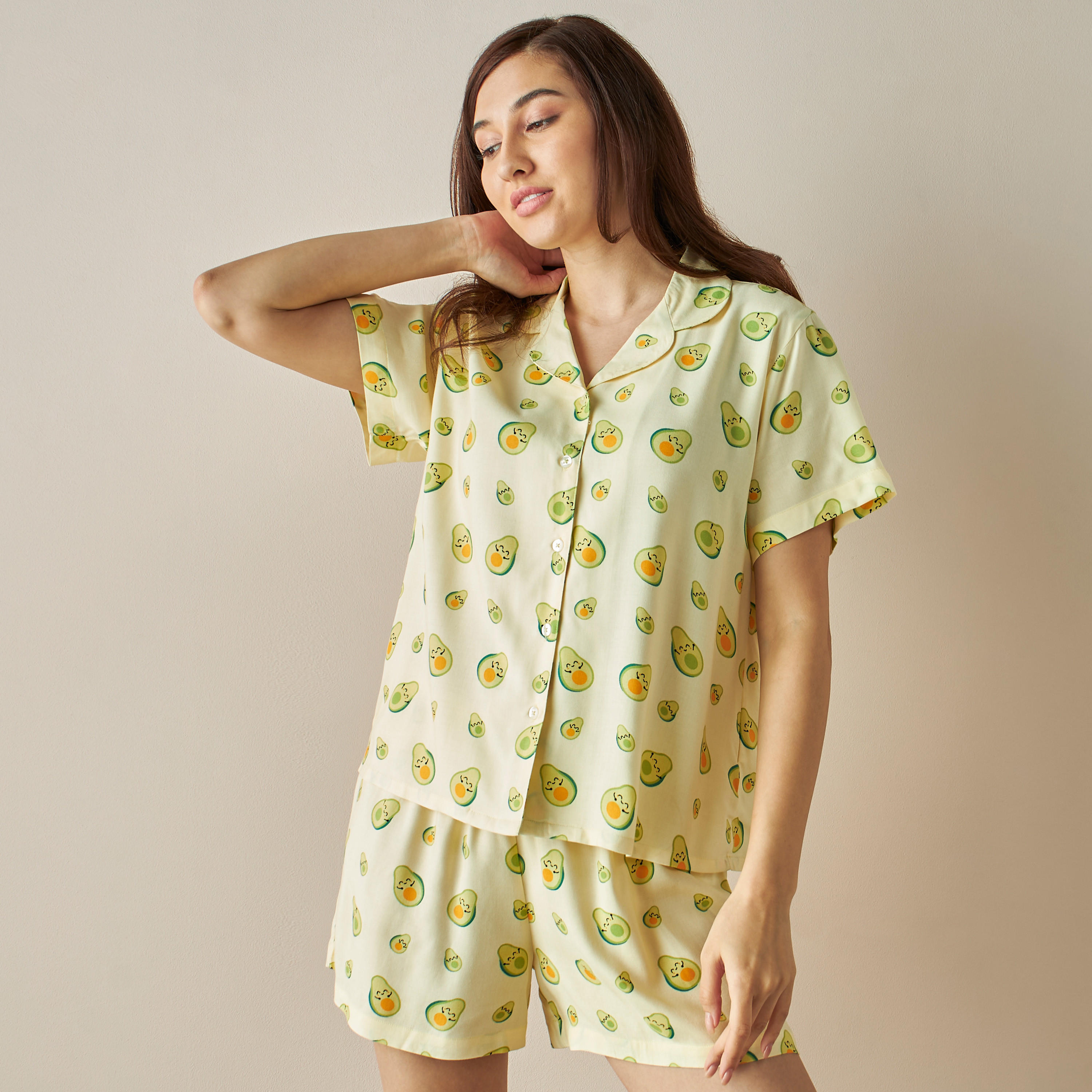 طقم شورت وقميص بياقة كامب وطبعات أفوكادو-women-clothing-nightwear-pyjamas-shortsets-image-3