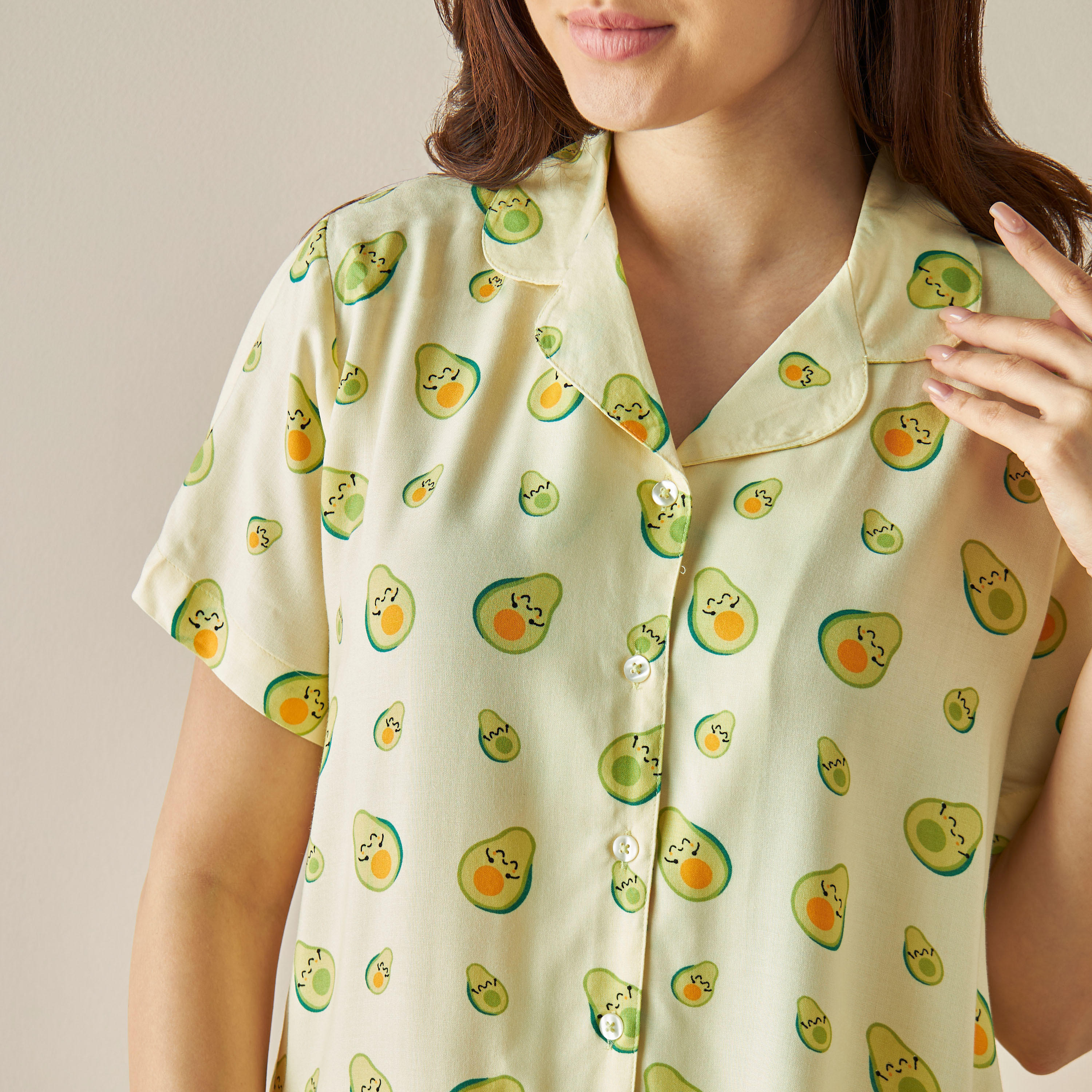 طقم شورت وقميص بياقة كامب وطبعات أفوكادو-women-clothing-nightwear-pyjamas-shortsets-image-5
