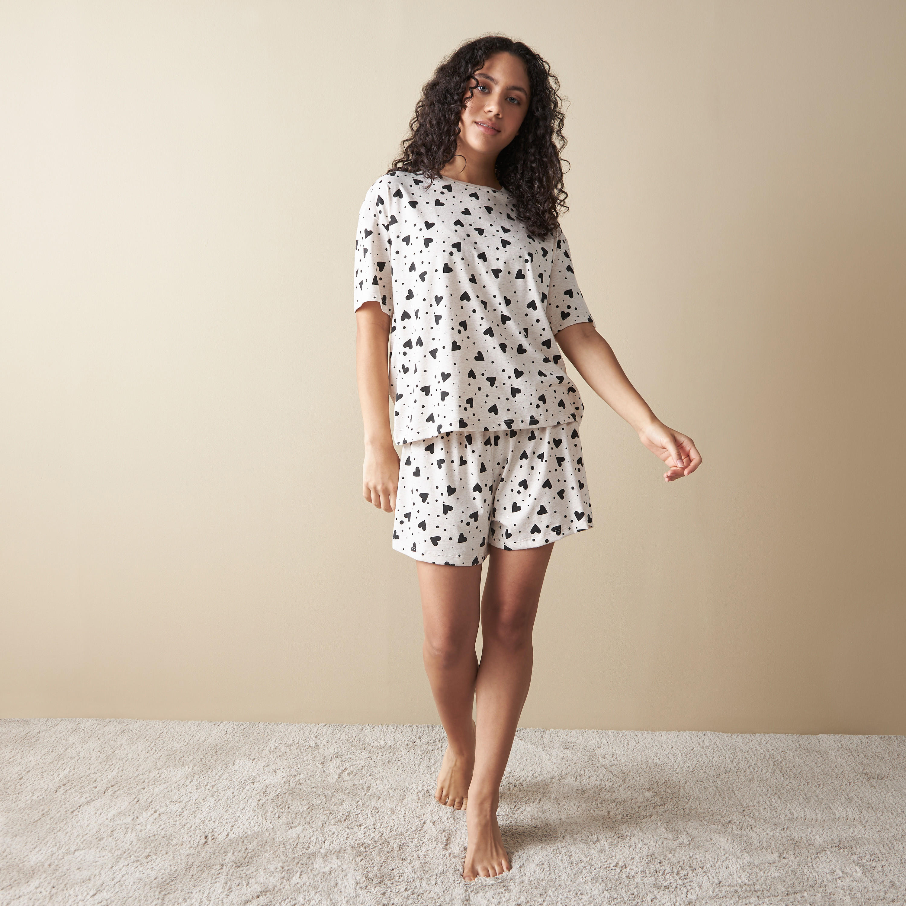 طقم شورت وتيشيرت بياقة ضيقة وطبعات-women-clothing-nightwear-pyjamas-shortsets-image-1