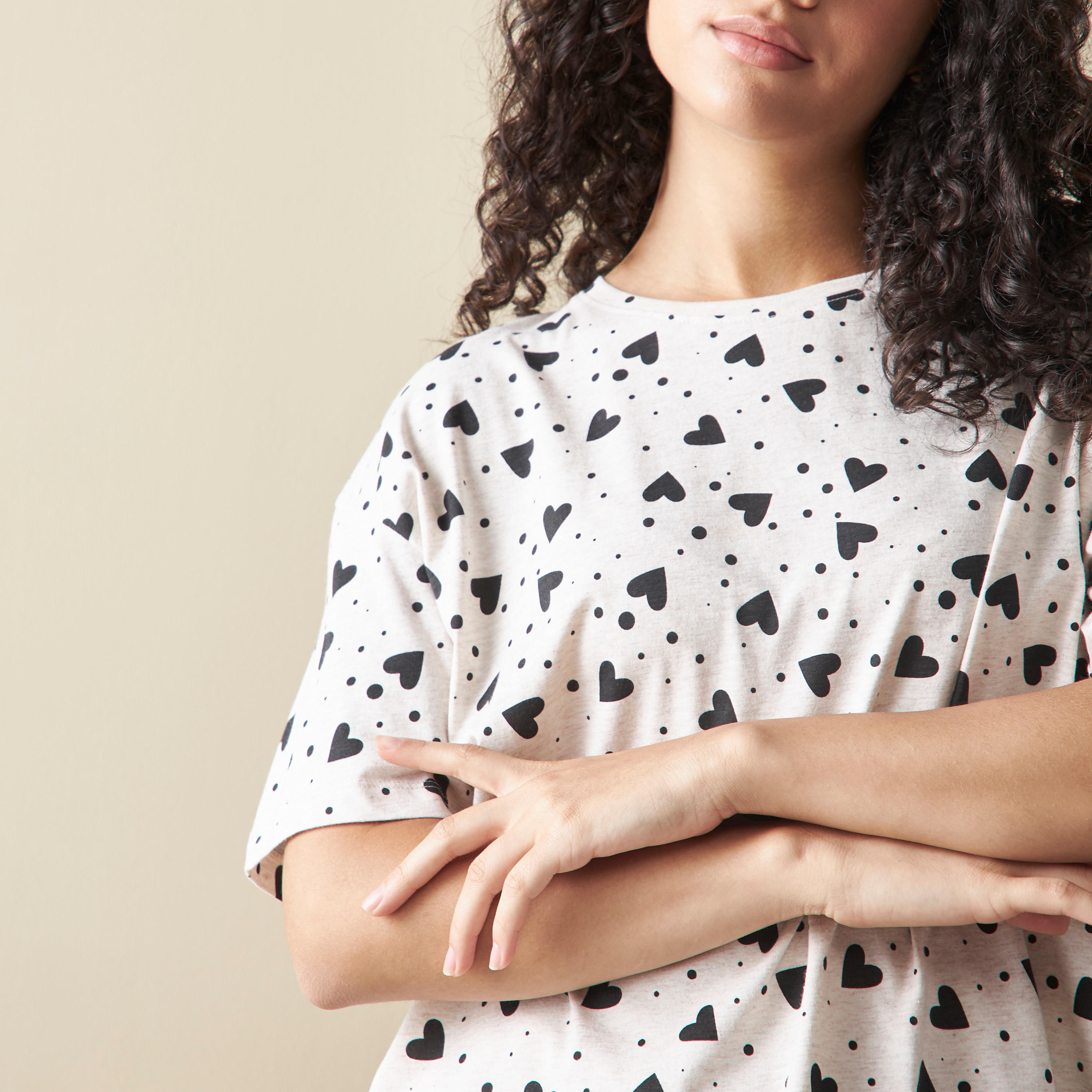 طقم شورت وتيشيرت بياقة ضيقة وطبعات-women-clothing-nightwear-pyjamas-shortsets-image-5