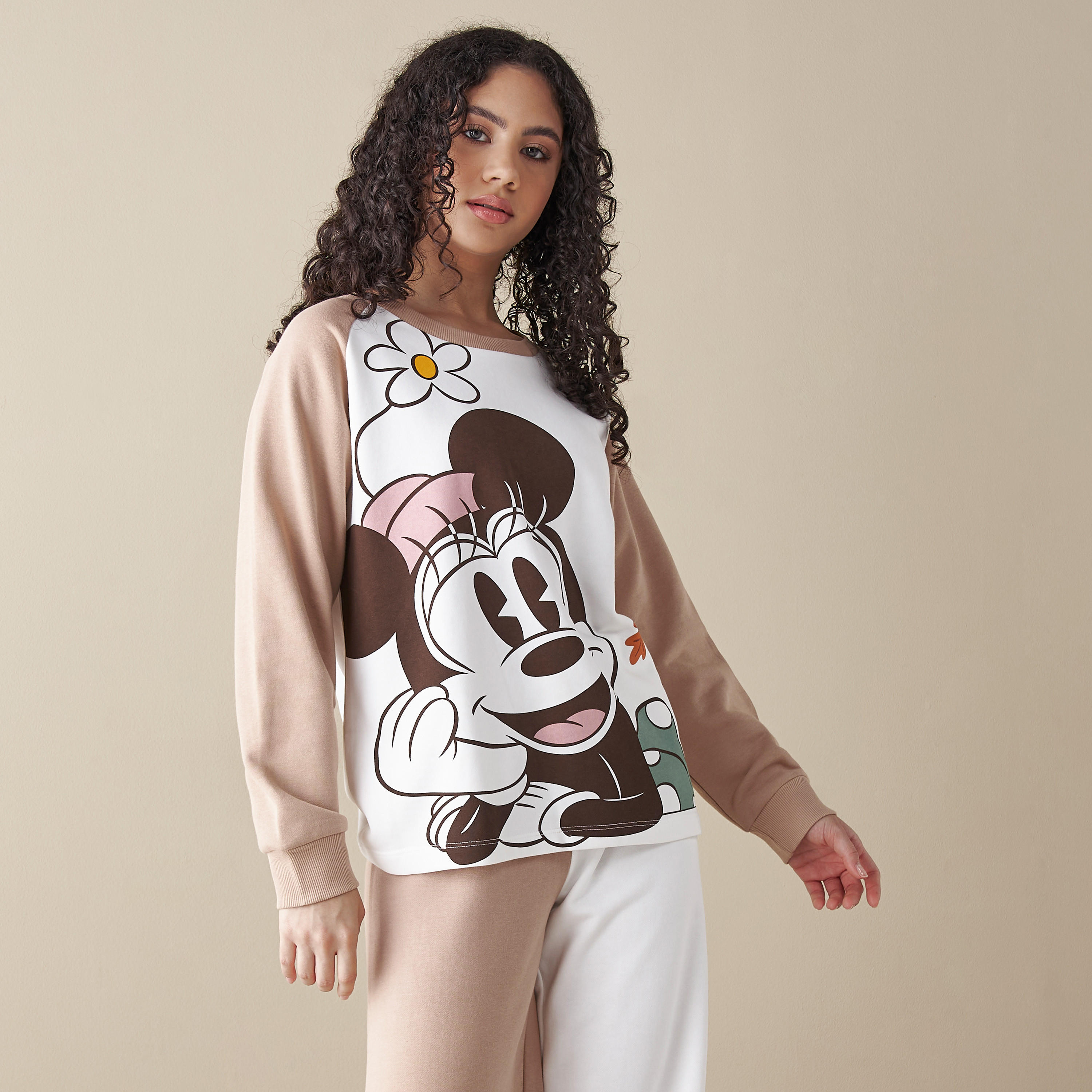 طقم بنطلون بيجاما وتيشيرت بطبعات ميكي وميني-women-clothing-nightwear-pyjamas-longsets-image-3