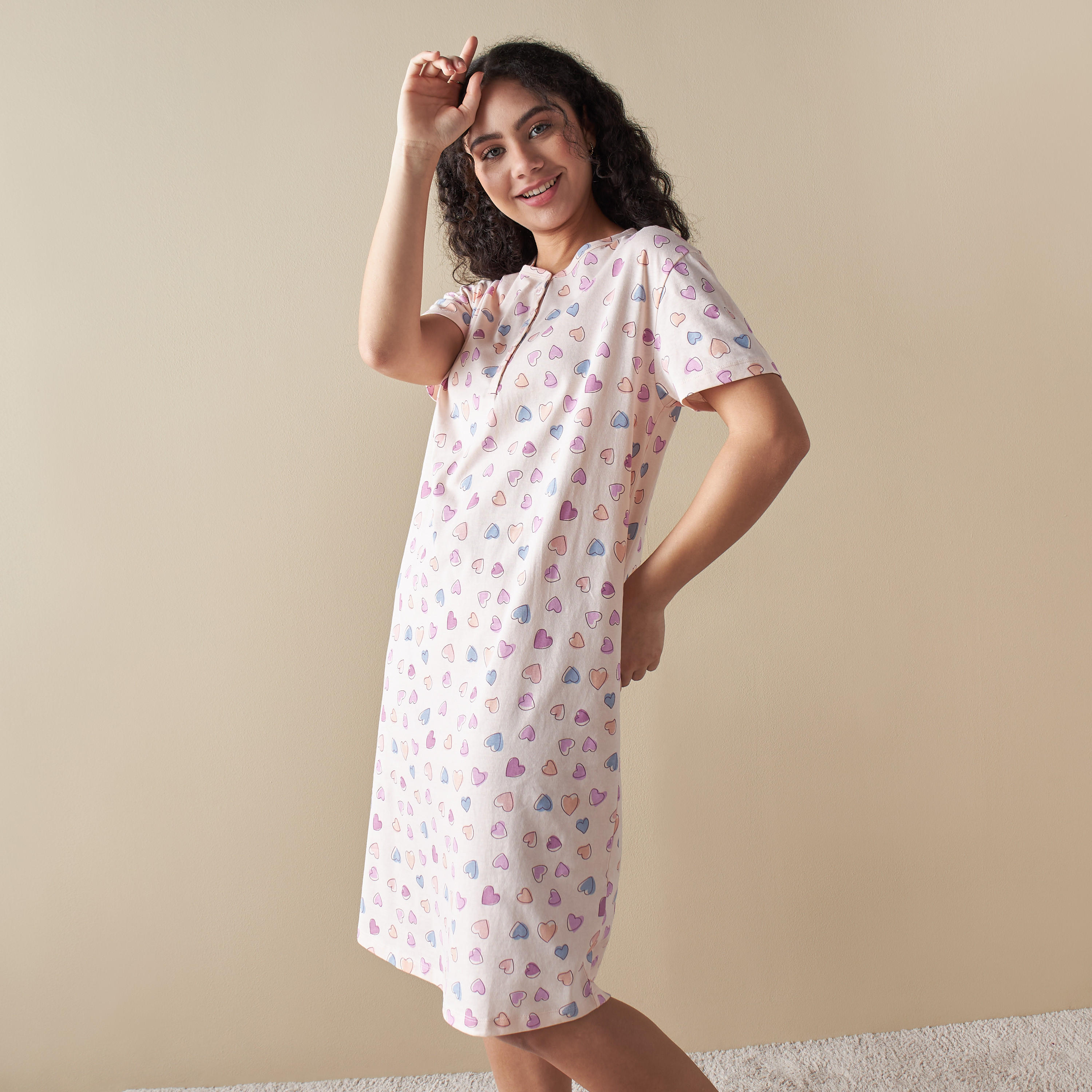 قميص نوم بياقة ضيقة وأكمام قصيرة وطبعات قلب-women-clothing-nightwear-nighties-image-1