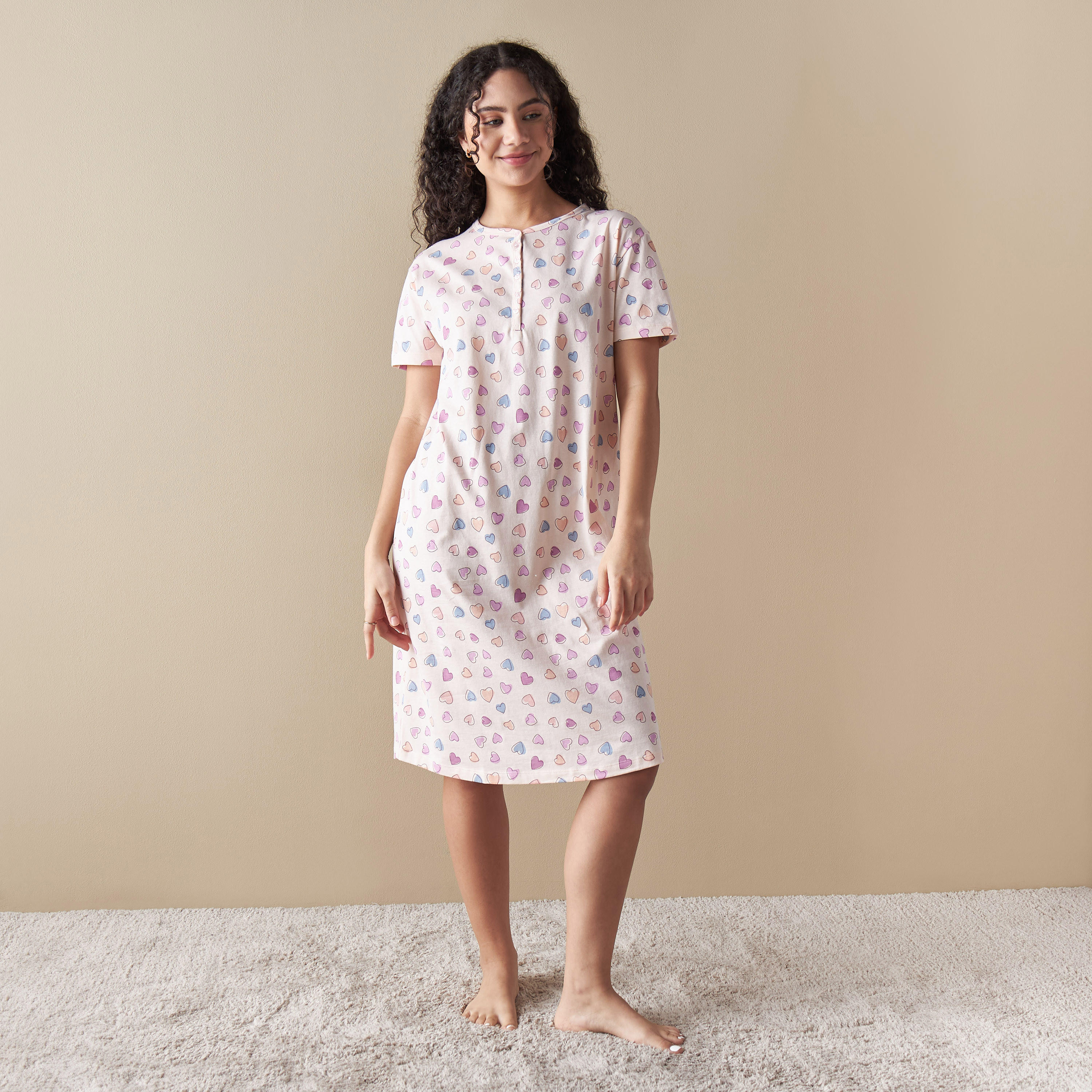 قميص نوم بياقة ضيقة وأكمام قصيرة وطبعات قلب-women-clothing-nightwear-nighties-image-2